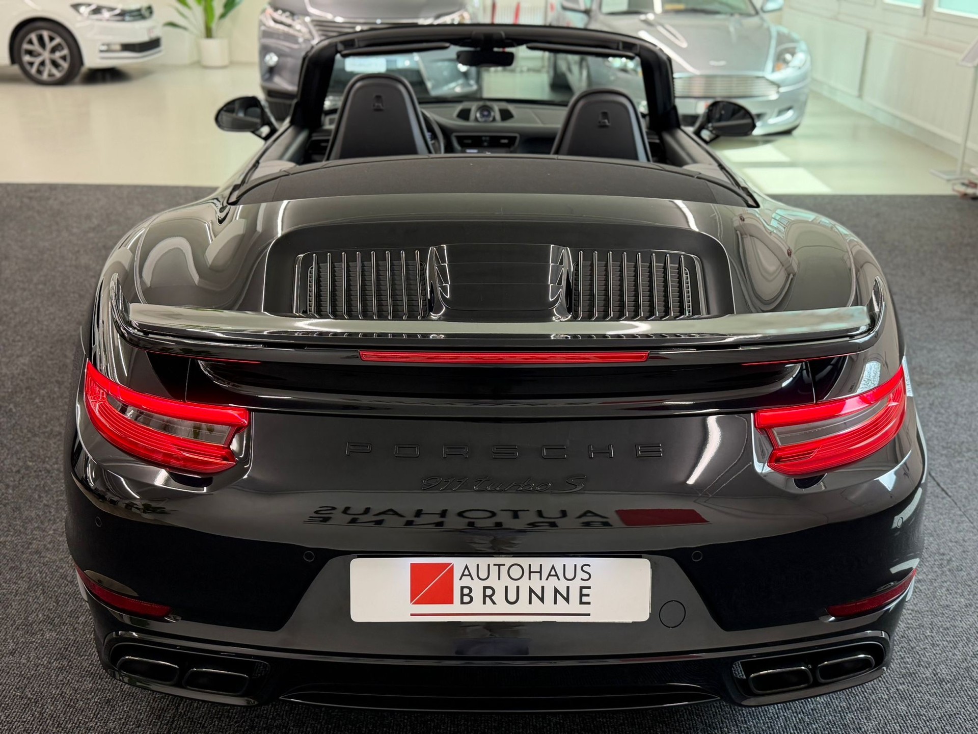 PORSCHE 911 Turbo S Cabrio PDK-image-16