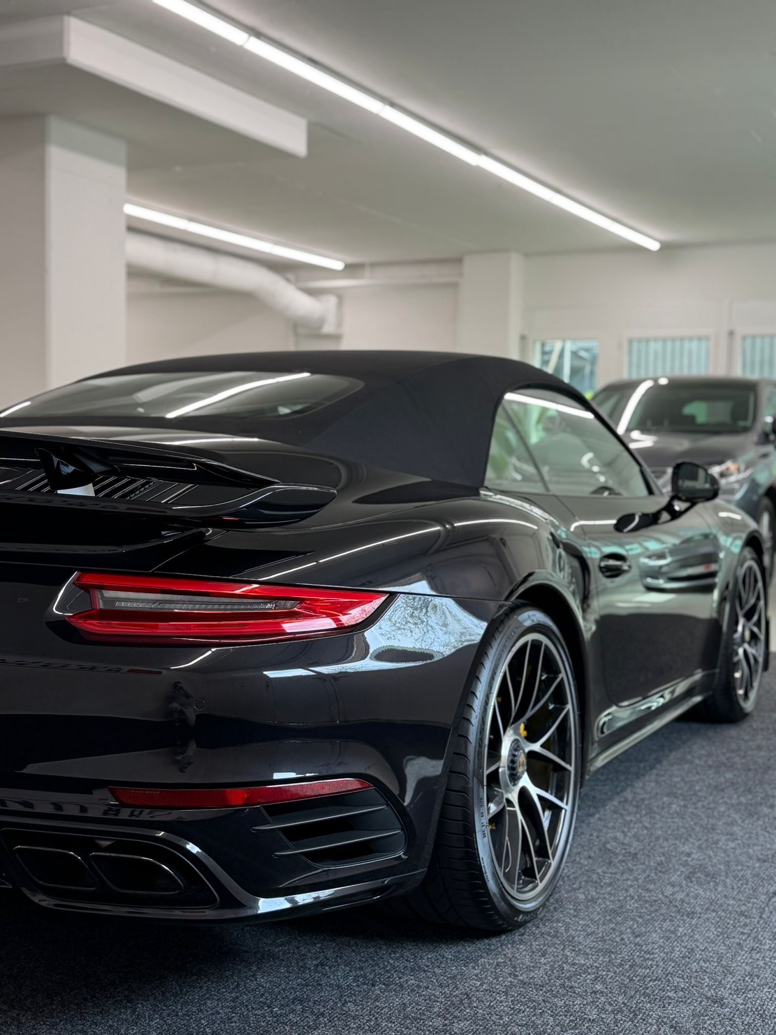 PORSCHE 911 Turbo S Cabrio PDK-image-14