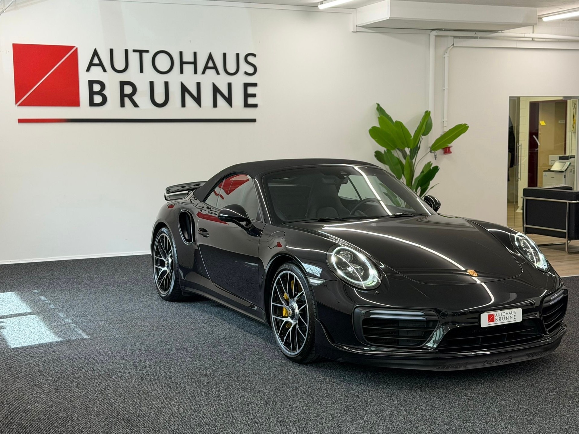 PORSCHE 911 Turbo S Cabrio PDK-showroom-element-3