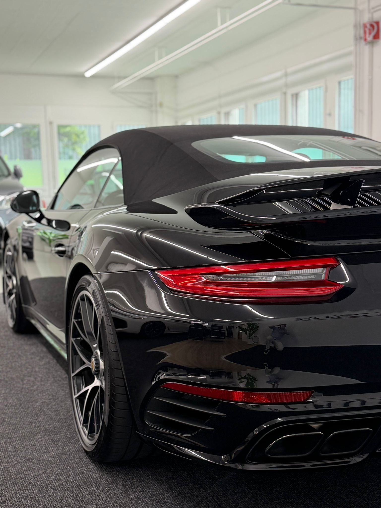 PORSCHE 911 Turbo S Cabrio PDK-image-21