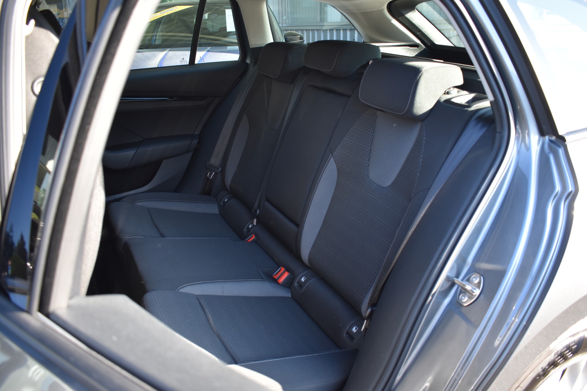 SKODA Octavia Combi 1.5 TSI G-Tec DSG Ambition-image-9