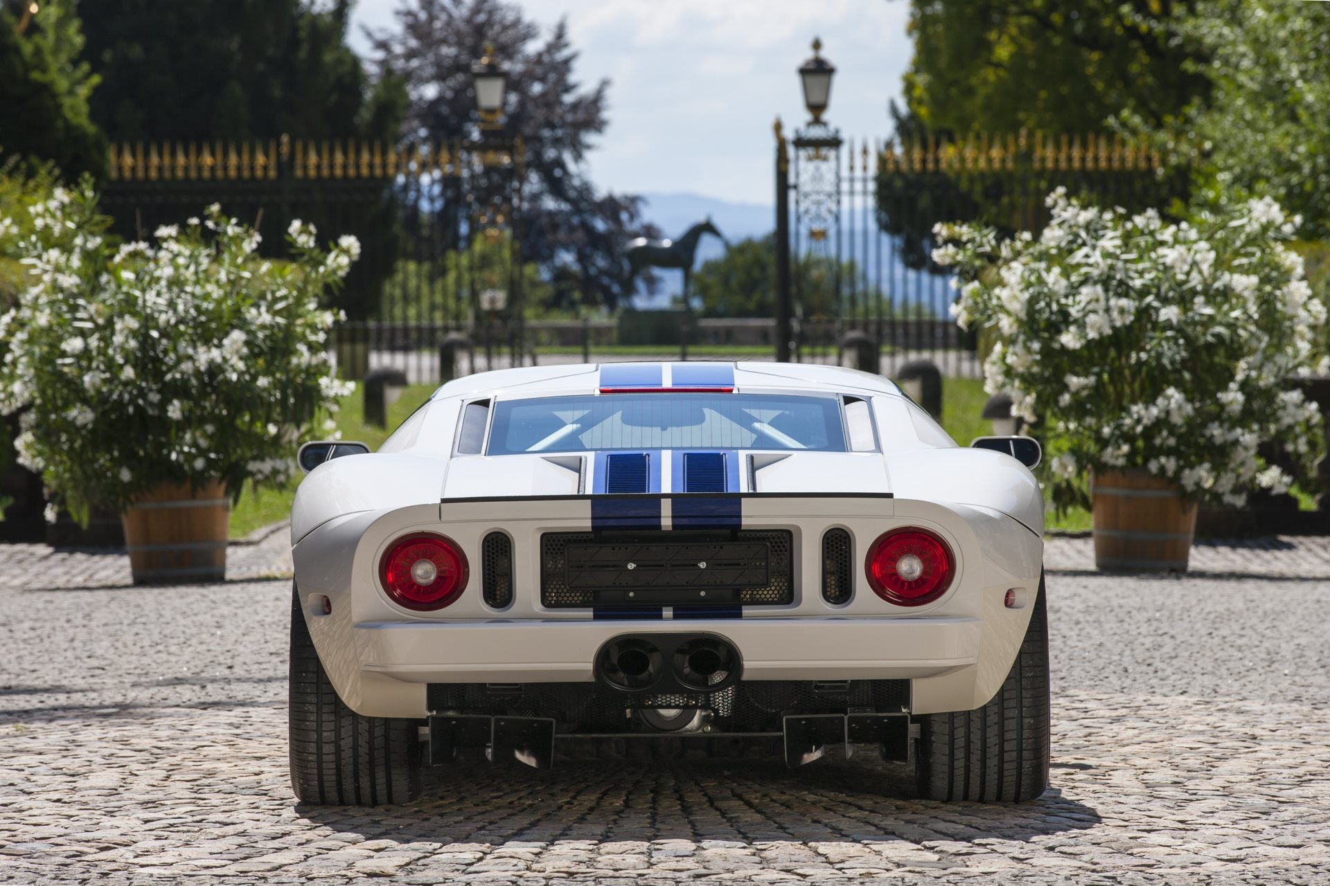 FORD GT-showroom-element-2