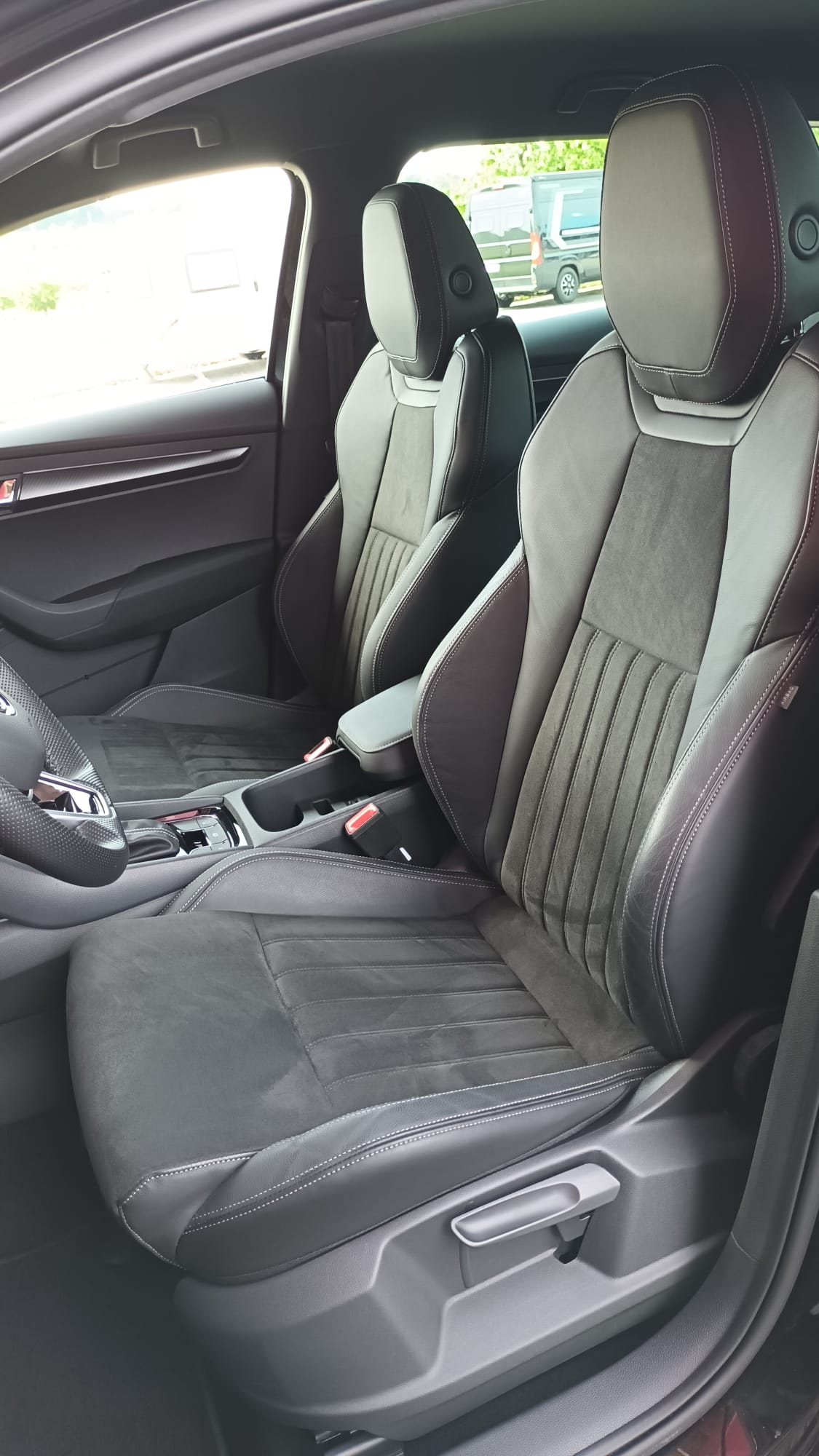SKODA Karoq 2.0 TSI SportLine 4x4 DSG-image-13