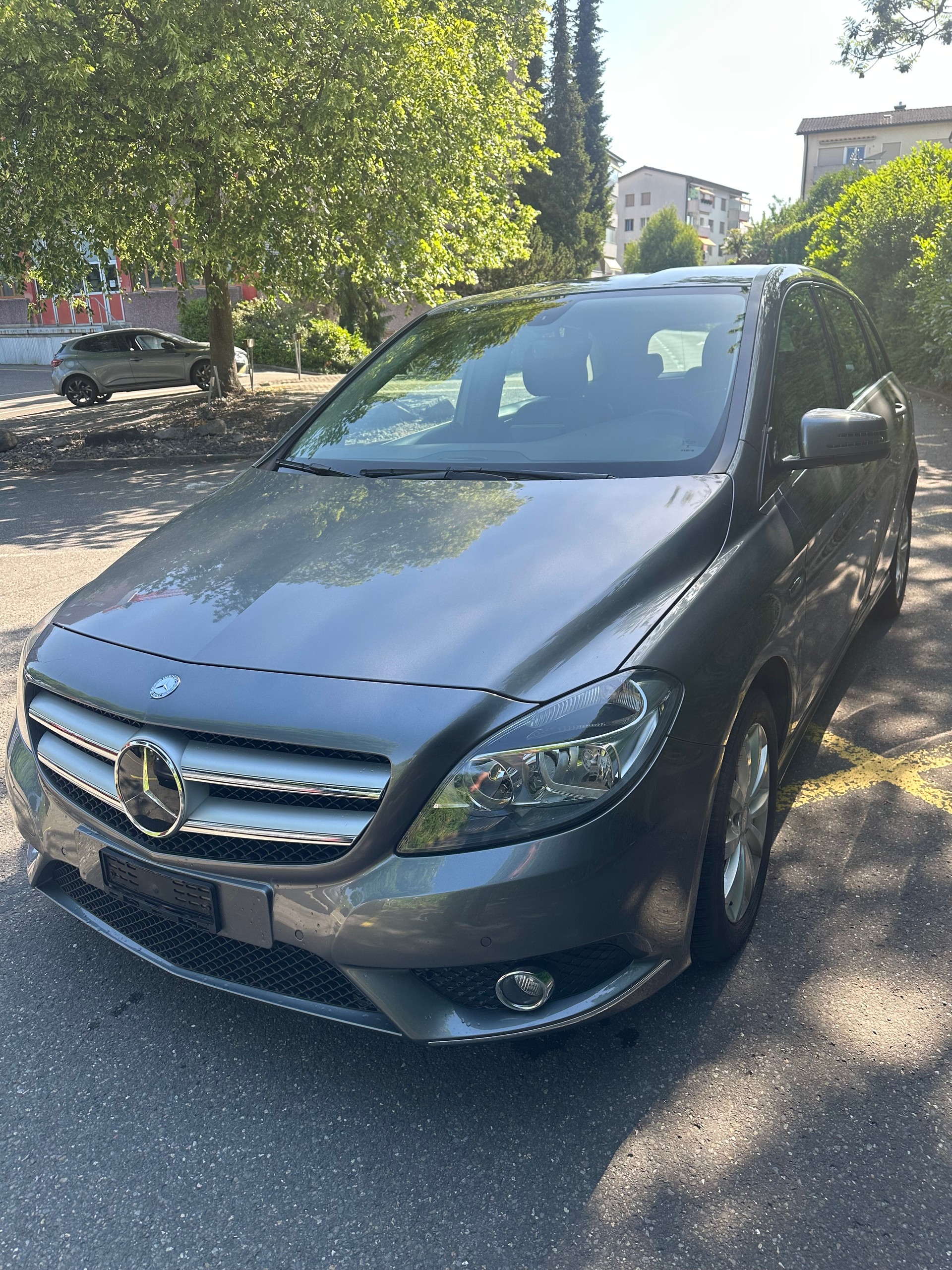 MERCEDES-BENZ B 180