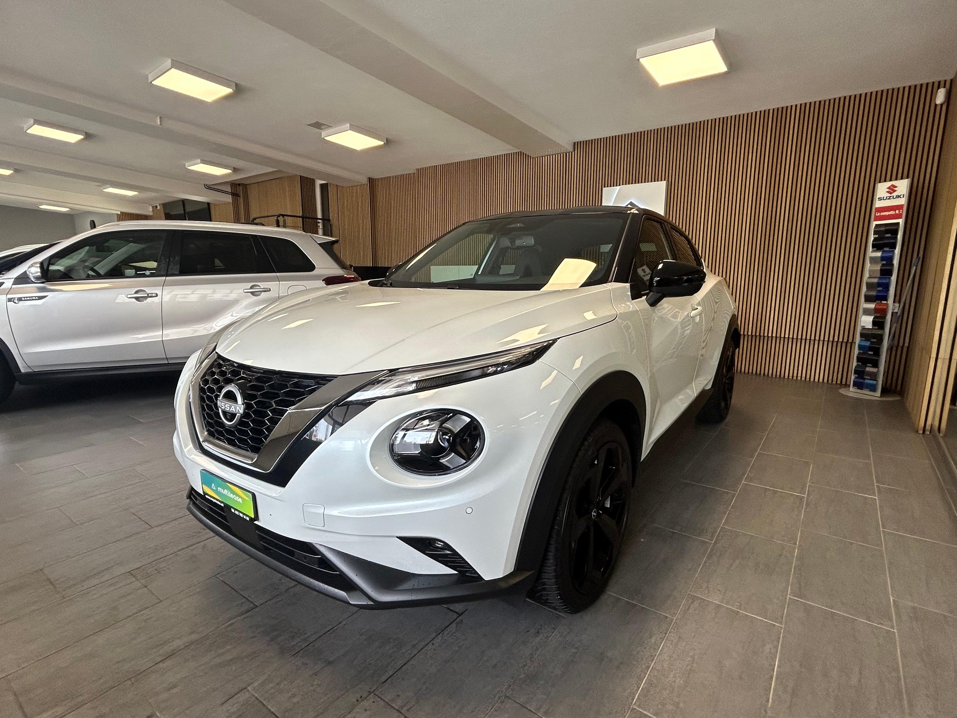 NISSAN Juke 1.0 DIG-T Tekna-showroom-element-3