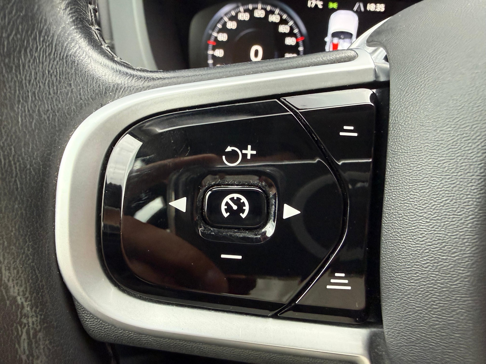 VOLVO XC60 2.0 B5 MH Inscription AWD-image-22
