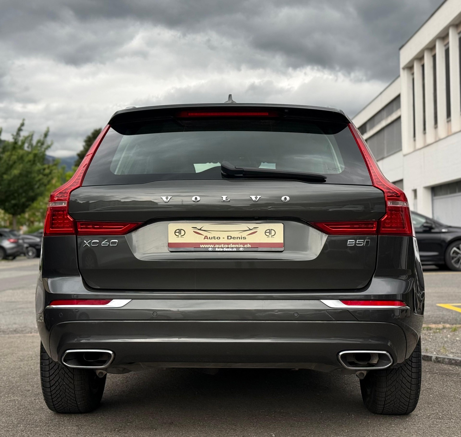 VOLVO XC60 2.0 B5 MH Inscription AWD-image-4