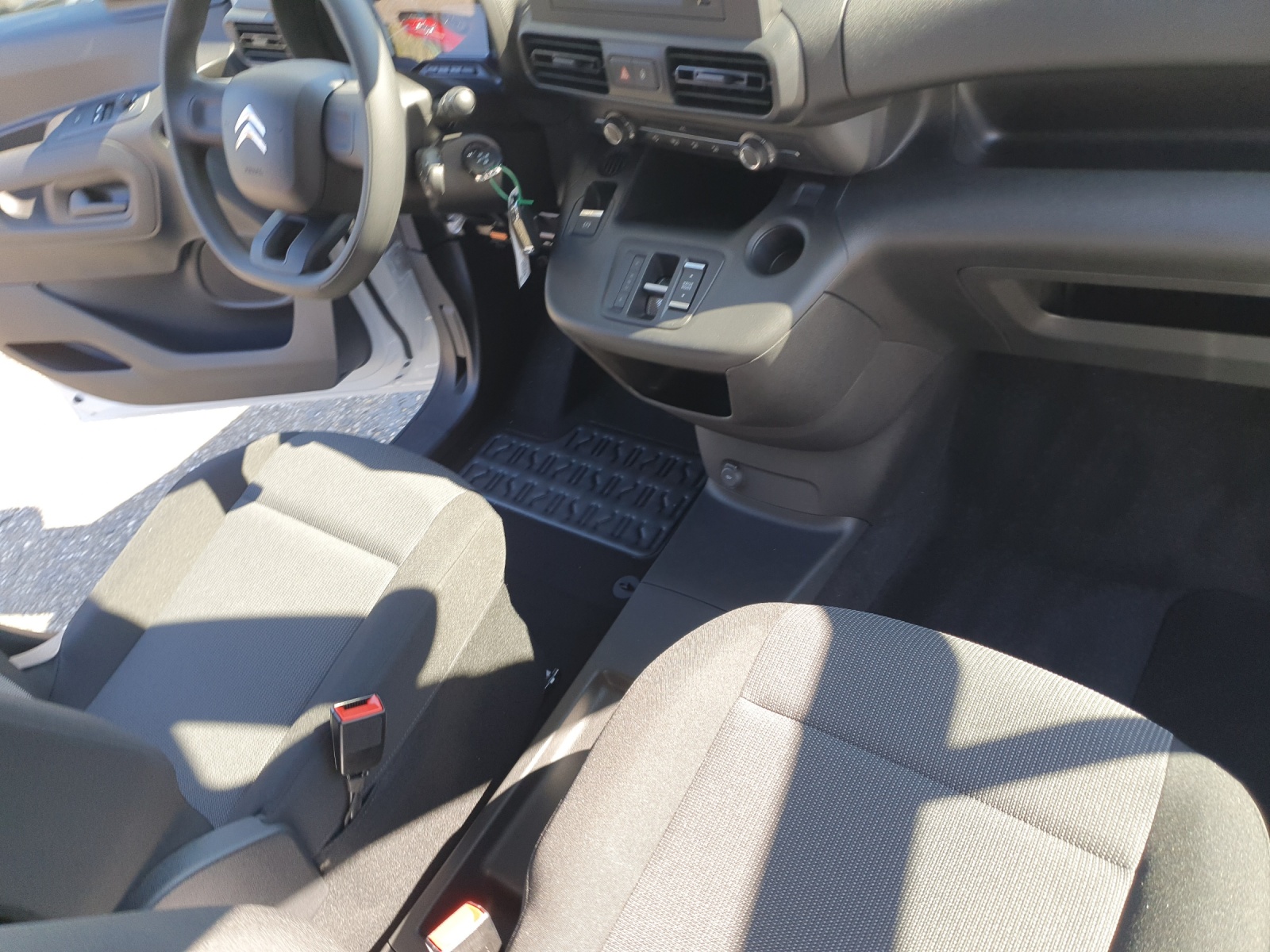 CITROEN e-Berlingo 1000 M 50kWh Swiss Edition-image-10