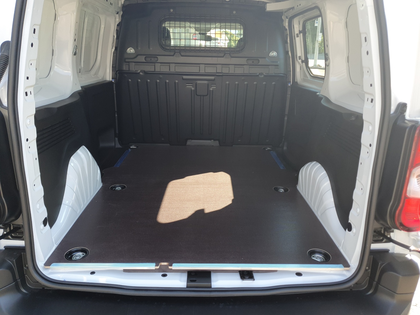 CITROEN e-Berlingo 1000 M 50kWh Swiss Edition-image-8