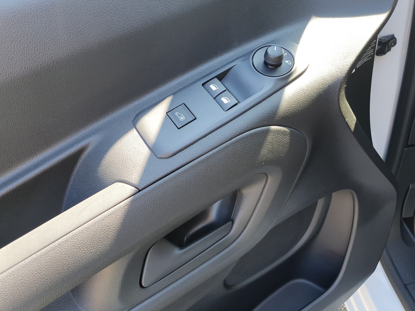 CITROEN e-Berlingo 1000 M 50kWh Swiss Edition-image-9