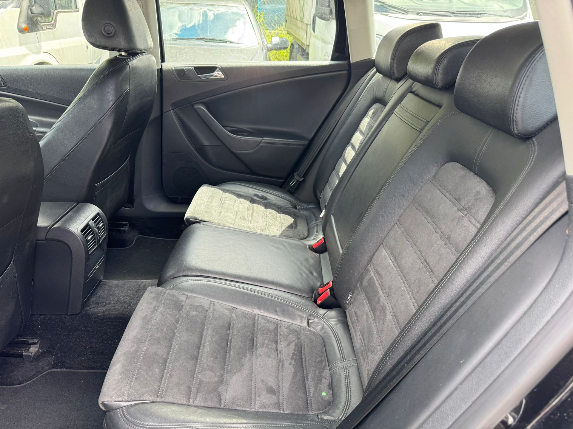 VW Passat Variant 3.2 V6 FSI Highline 4Motion-image-12