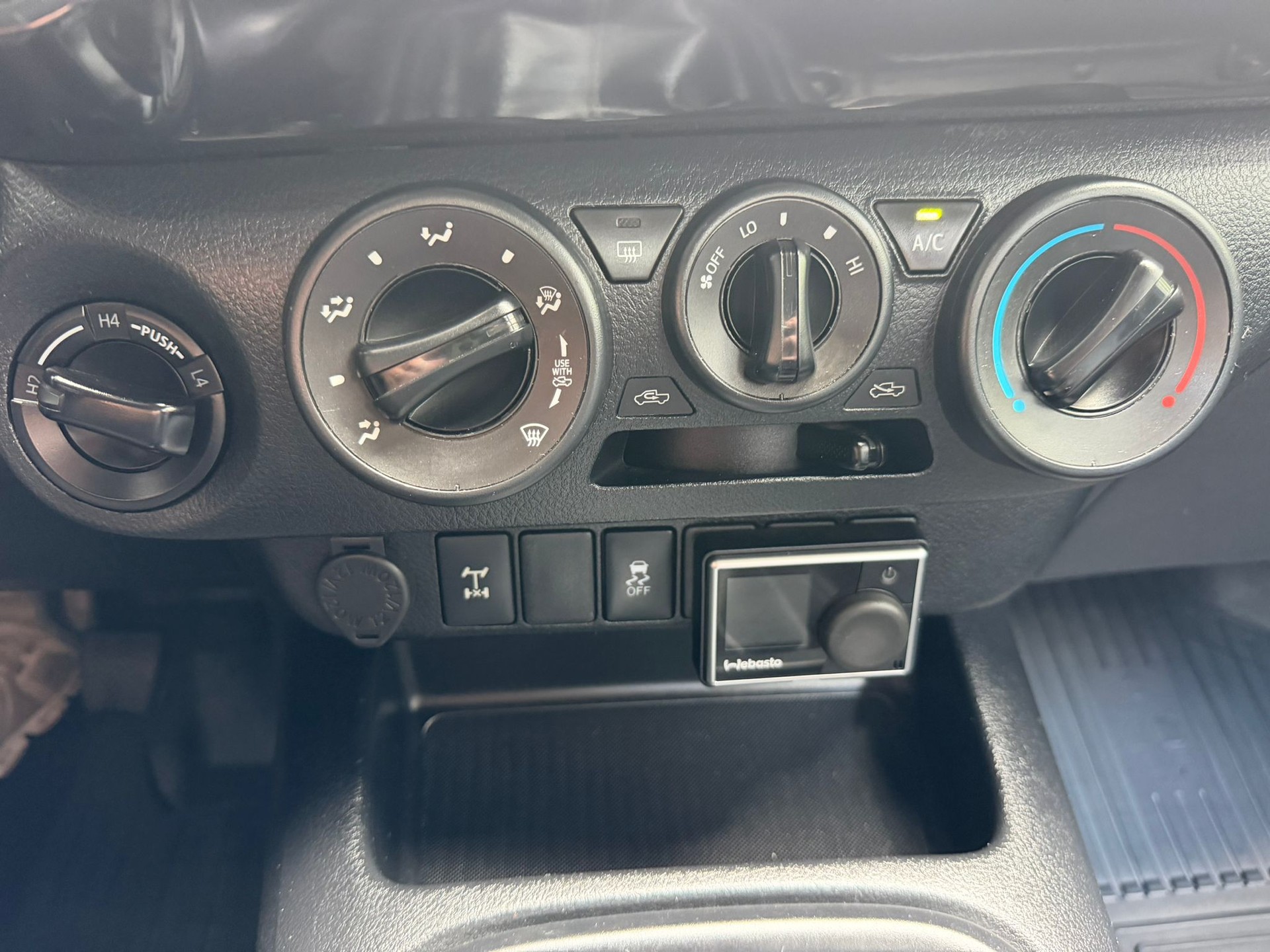 TOYOTA Hilux 2.4D-4D Luna Double Cab 4x4-image-12