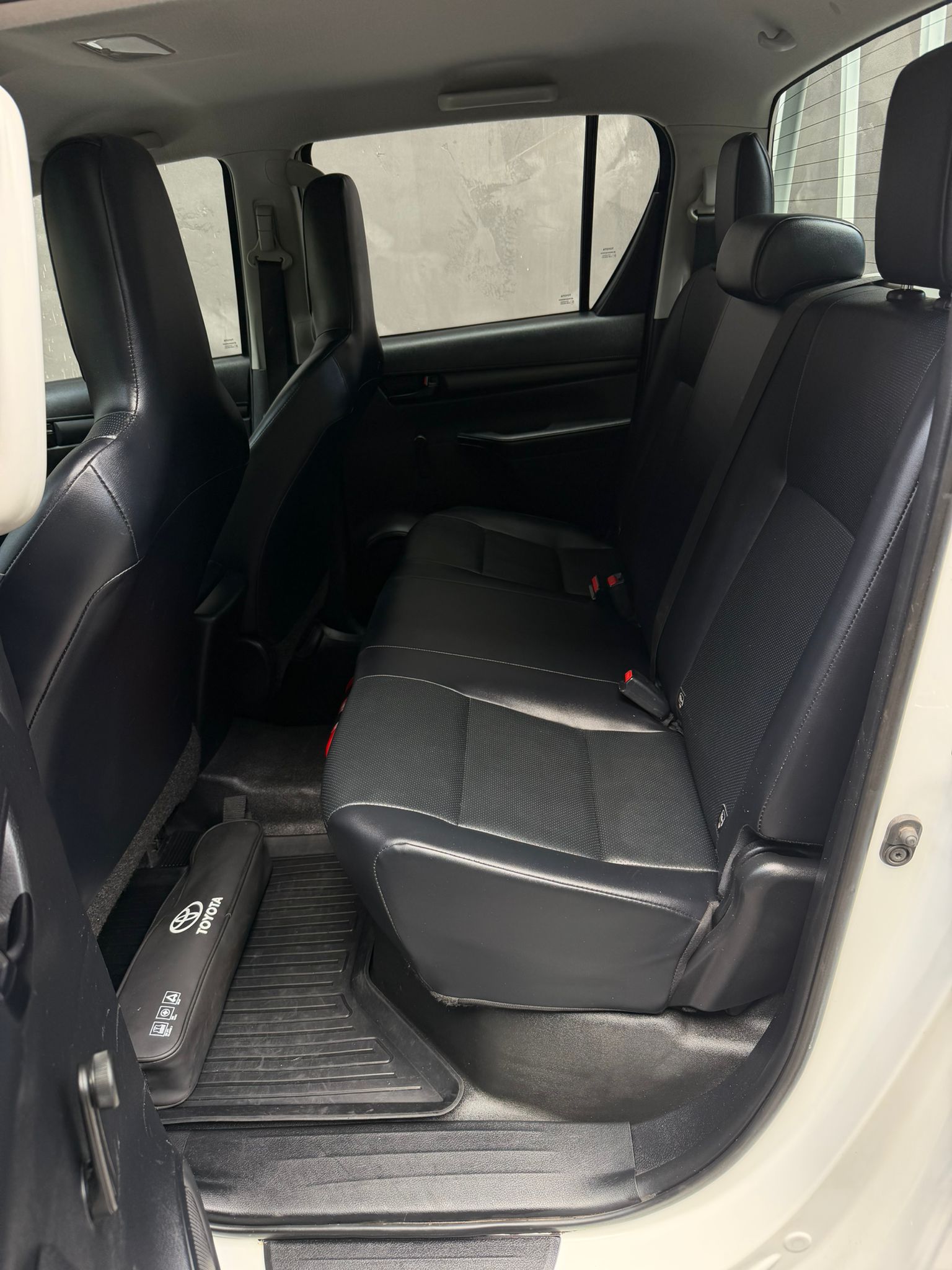 TOYOTA Hilux 2.4D-4D Luna Double Cab 4x4-image-9
