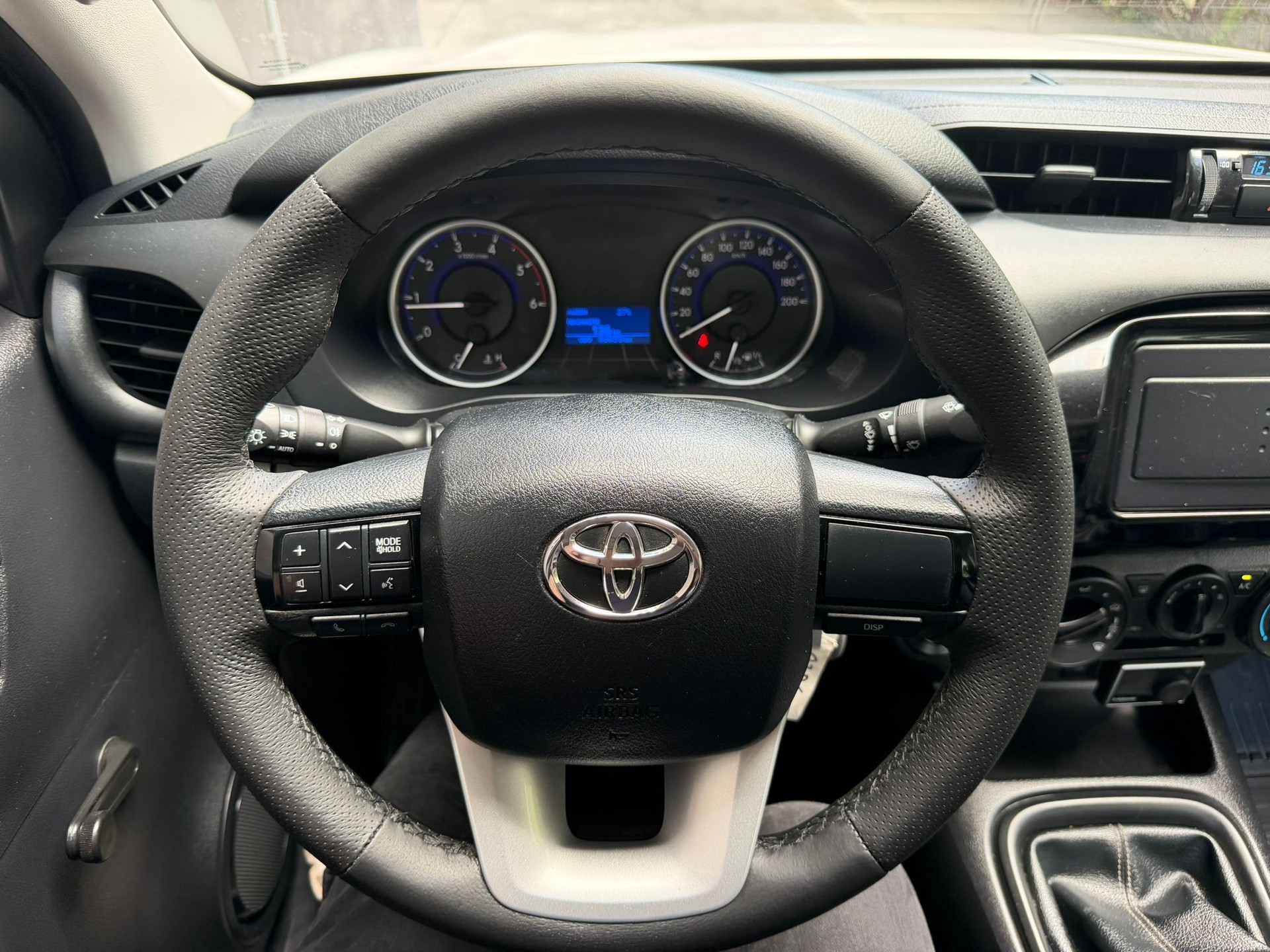 TOYOTA Hilux 2.4D-4D Luna Double Cab 4x4-image-10