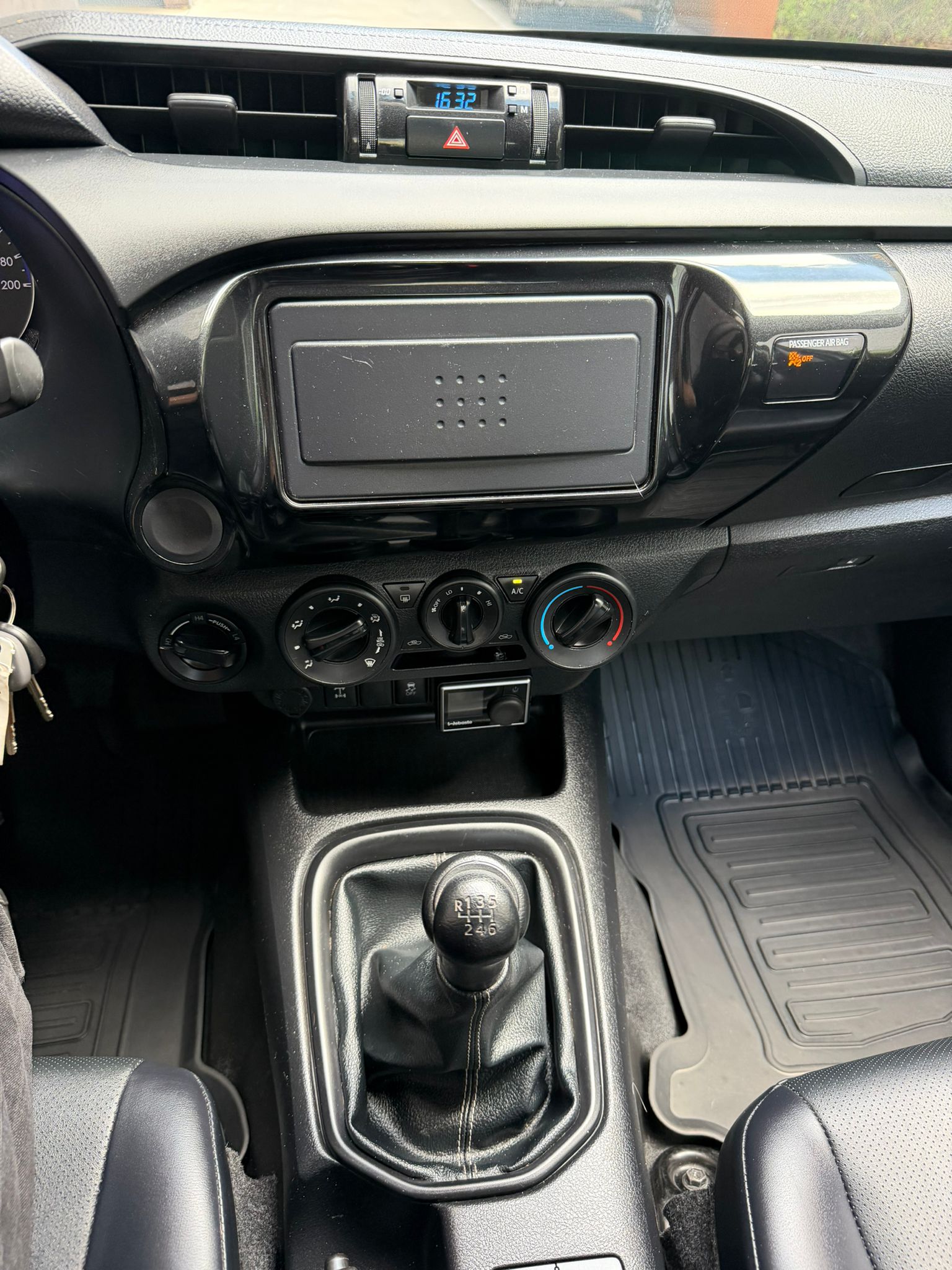 TOYOTA Hilux 2.4D-4D Luna Double Cab 4x4-image-11