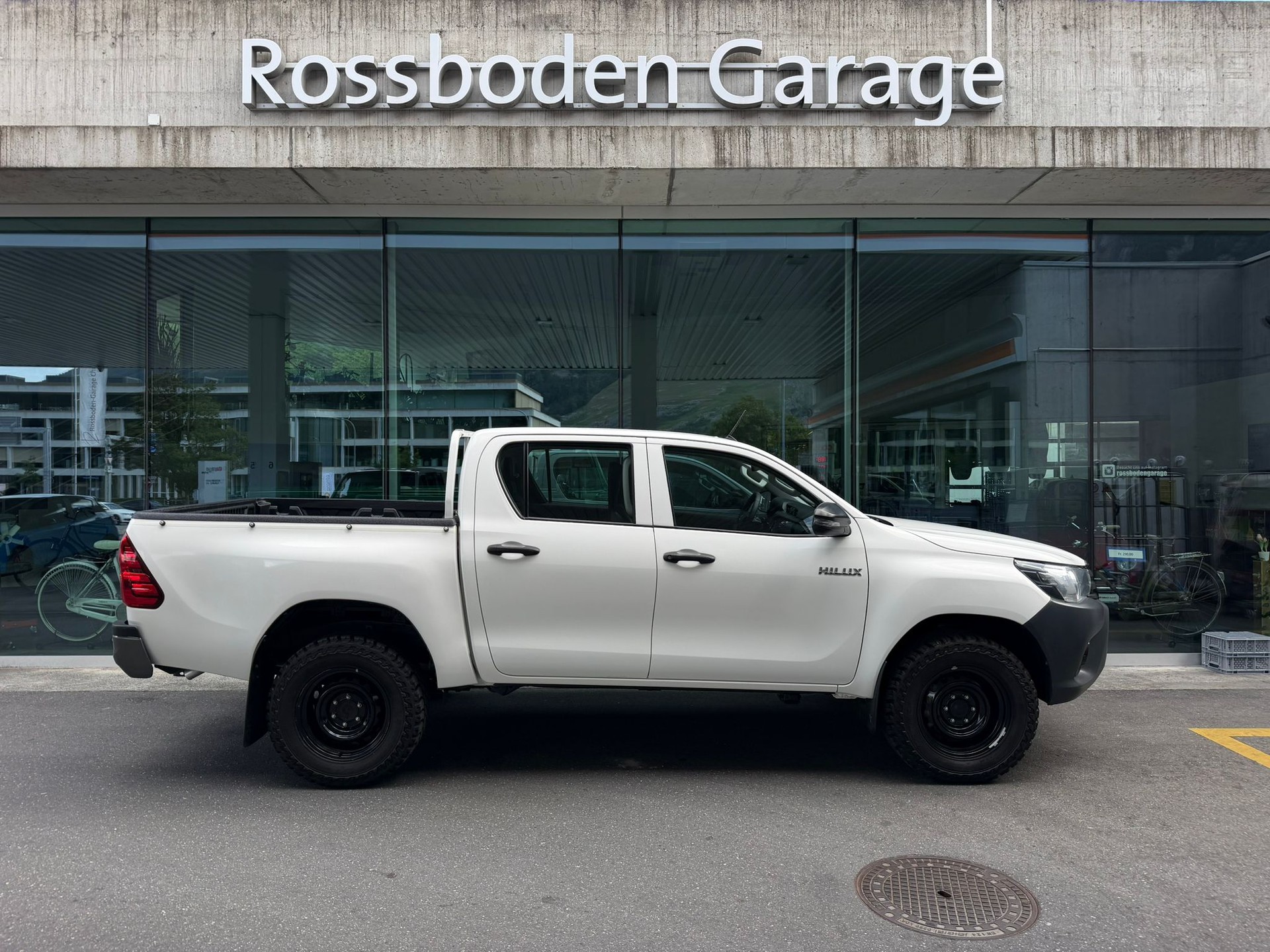 TOYOTA Hilux 2.4D-4D Luna Double Cab 4x4-image-1