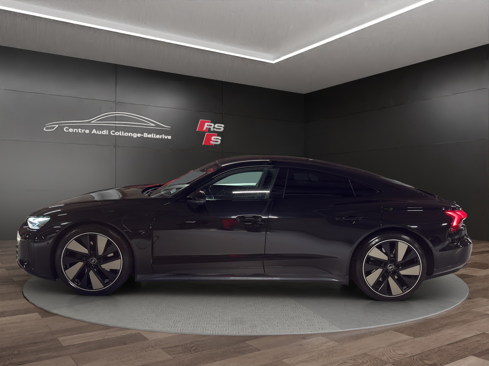 AUDI e-tron GT quattro-showroom-element-2