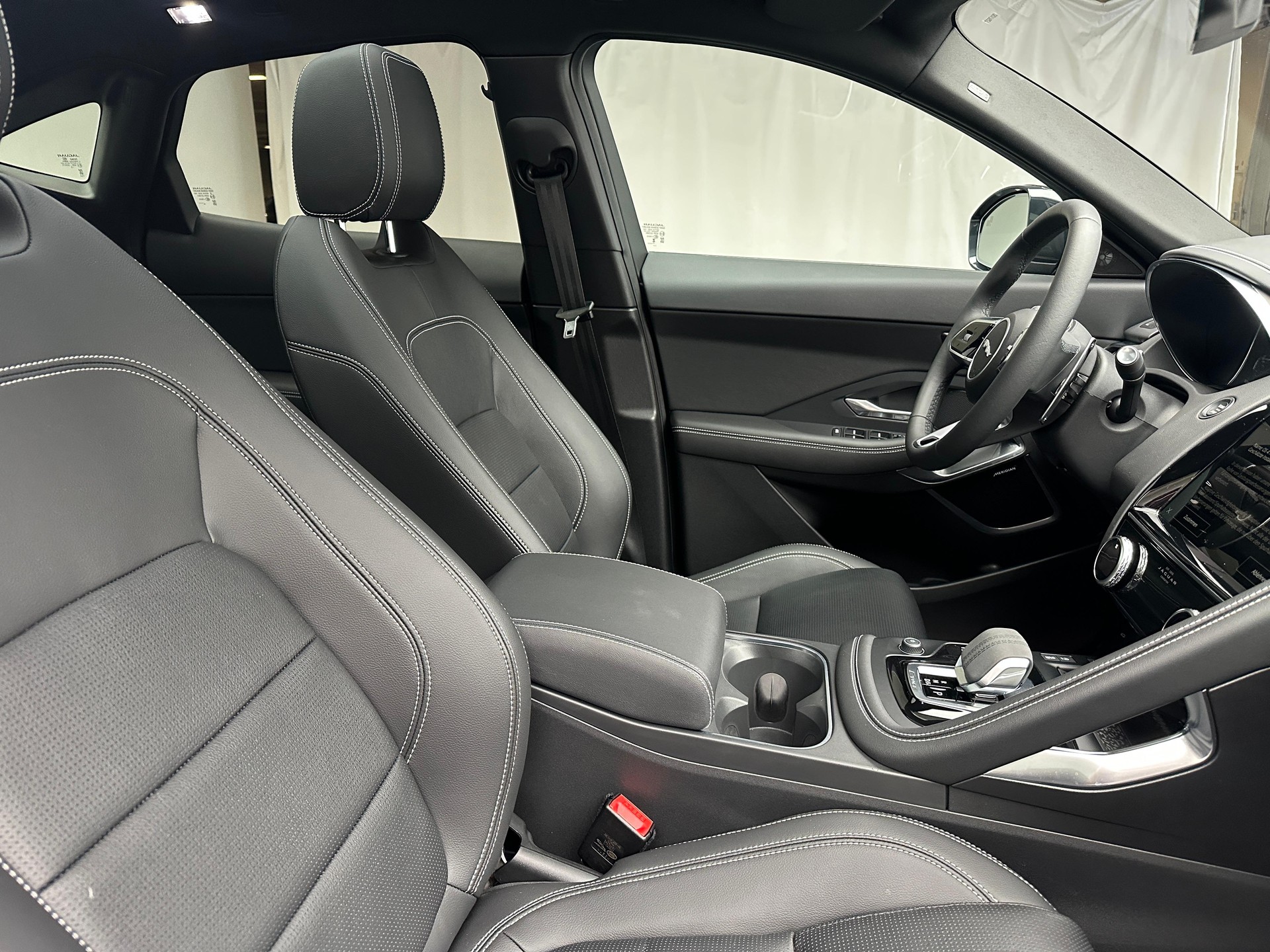 JAGUAR E-Pace 1.5 T 300e R-Dynamic SE AWD-image-10