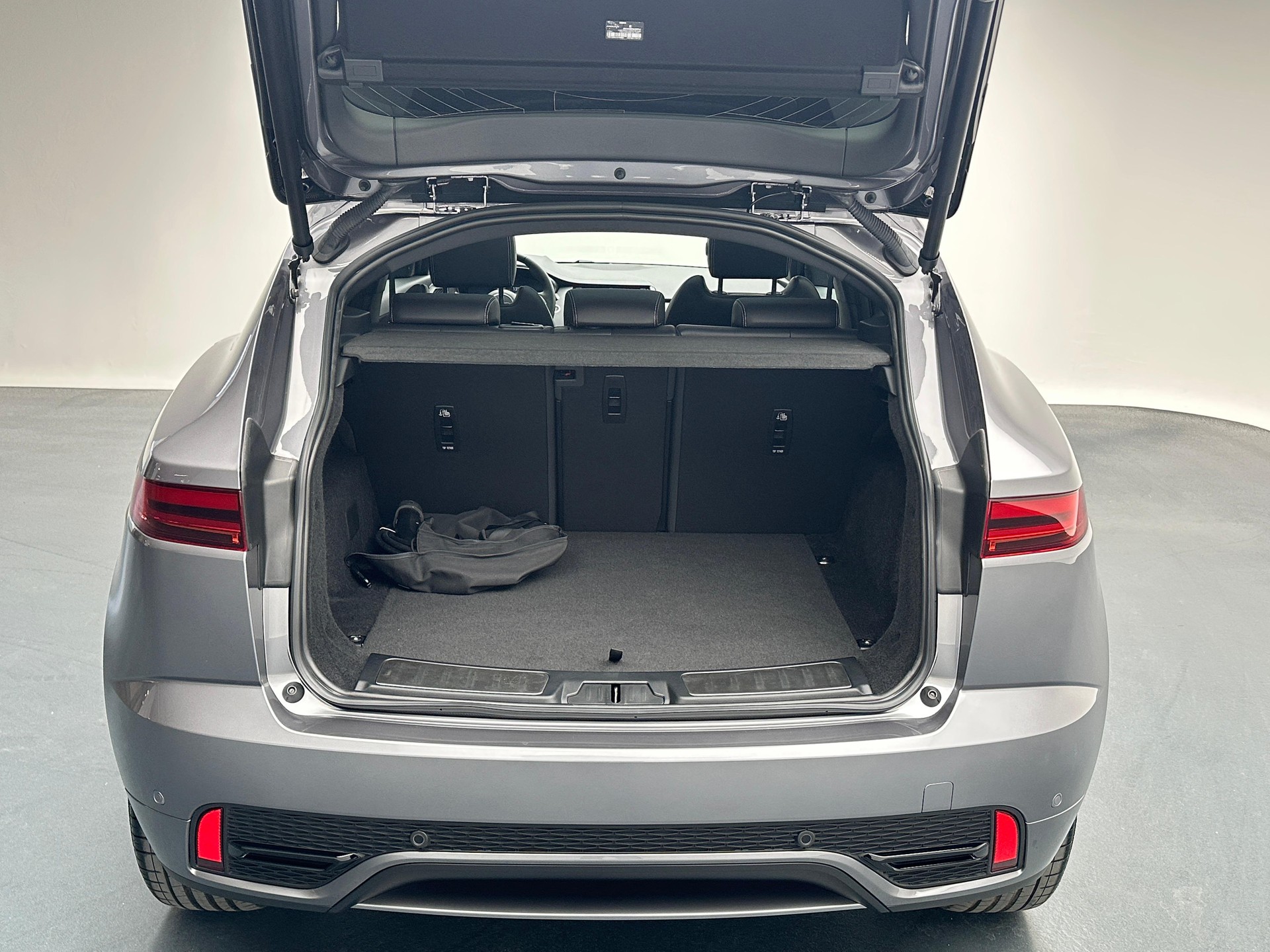 JAGUAR E-Pace 1.5 T 300e R-Dynamic SE AWD-image-13