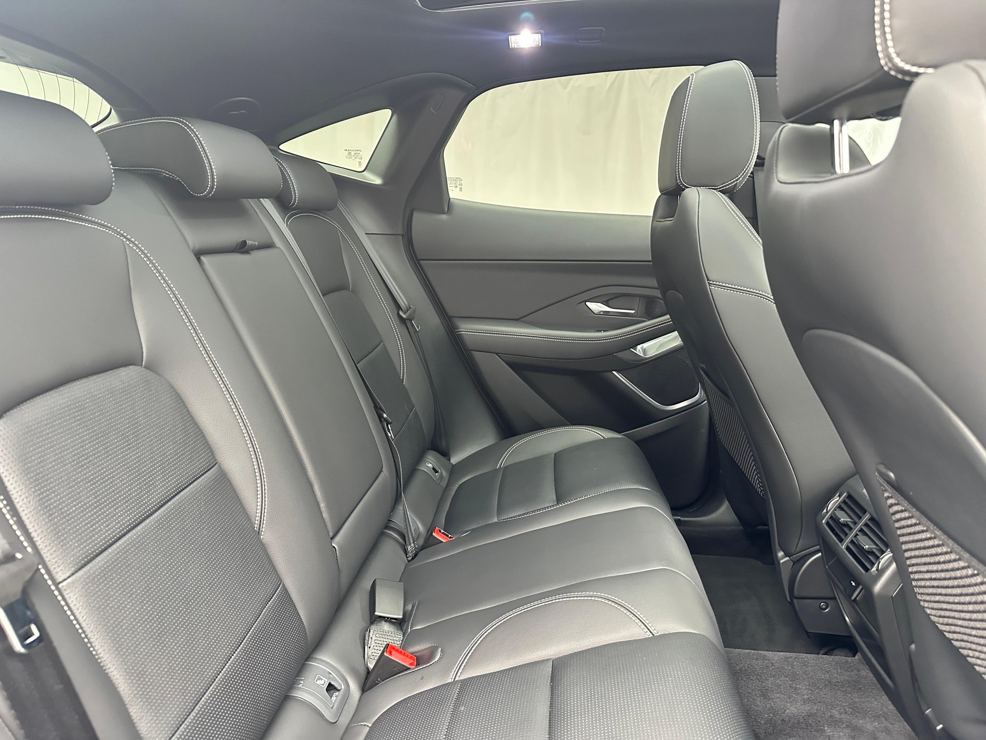 JAGUAR E-Pace 1.5 T 300e R-Dynamic SE AWD-image-11