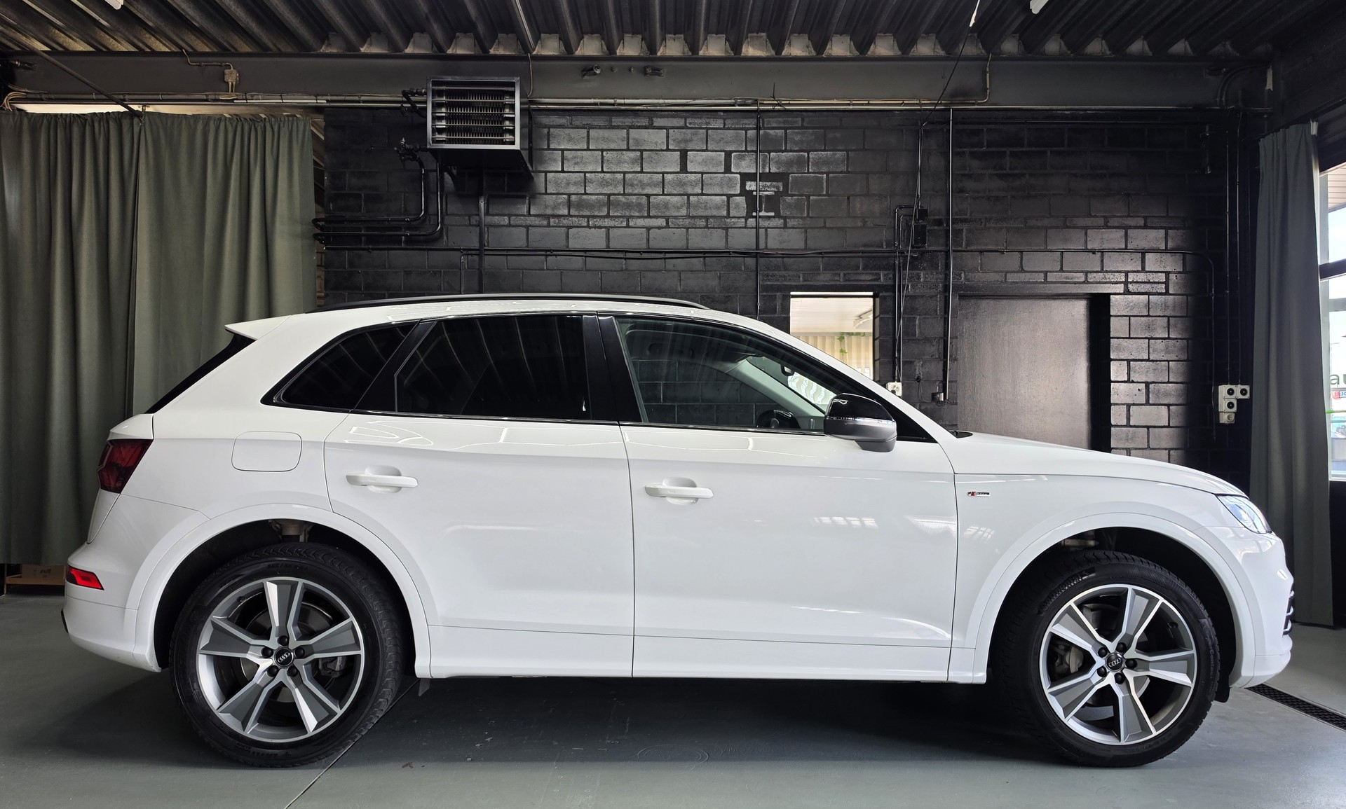 AUDI Q5 40 TDI Sport quattro S-Tronic-image-1
