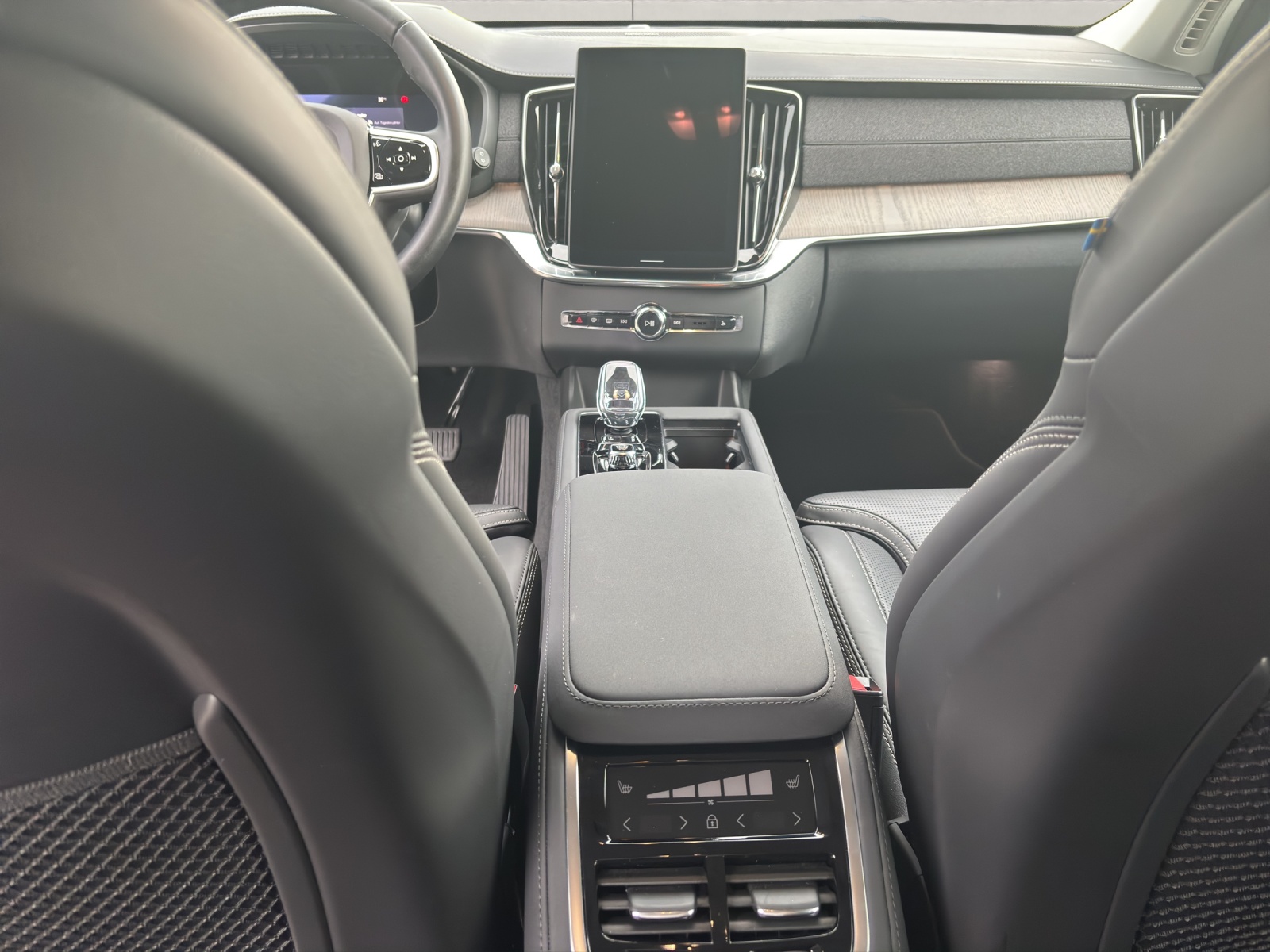 VOLVO XC90 2.0 B5 MH Plus Bright AWD-showroom-element-3