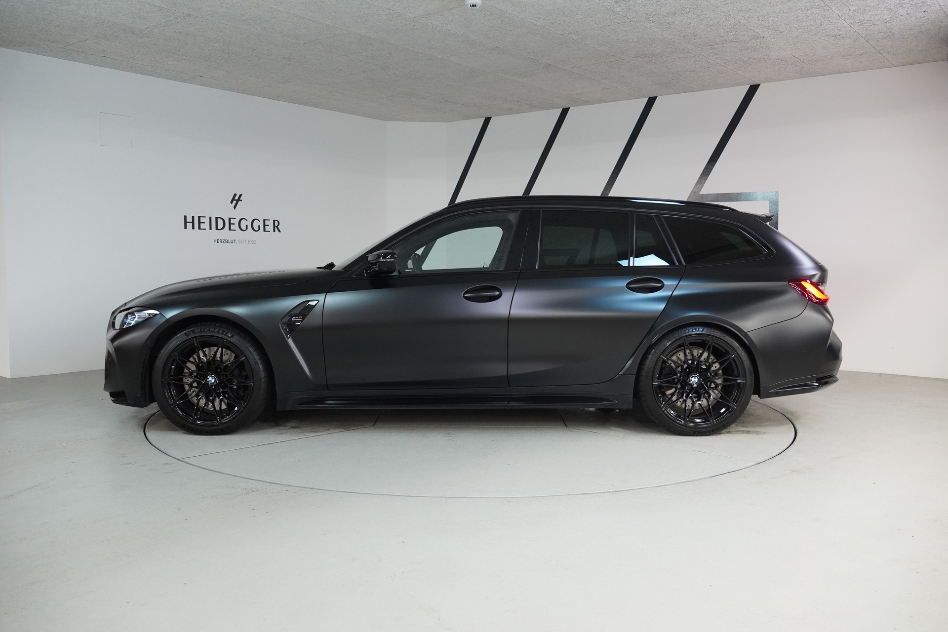 BMW M3 Touring xDrive Competition M-image-3