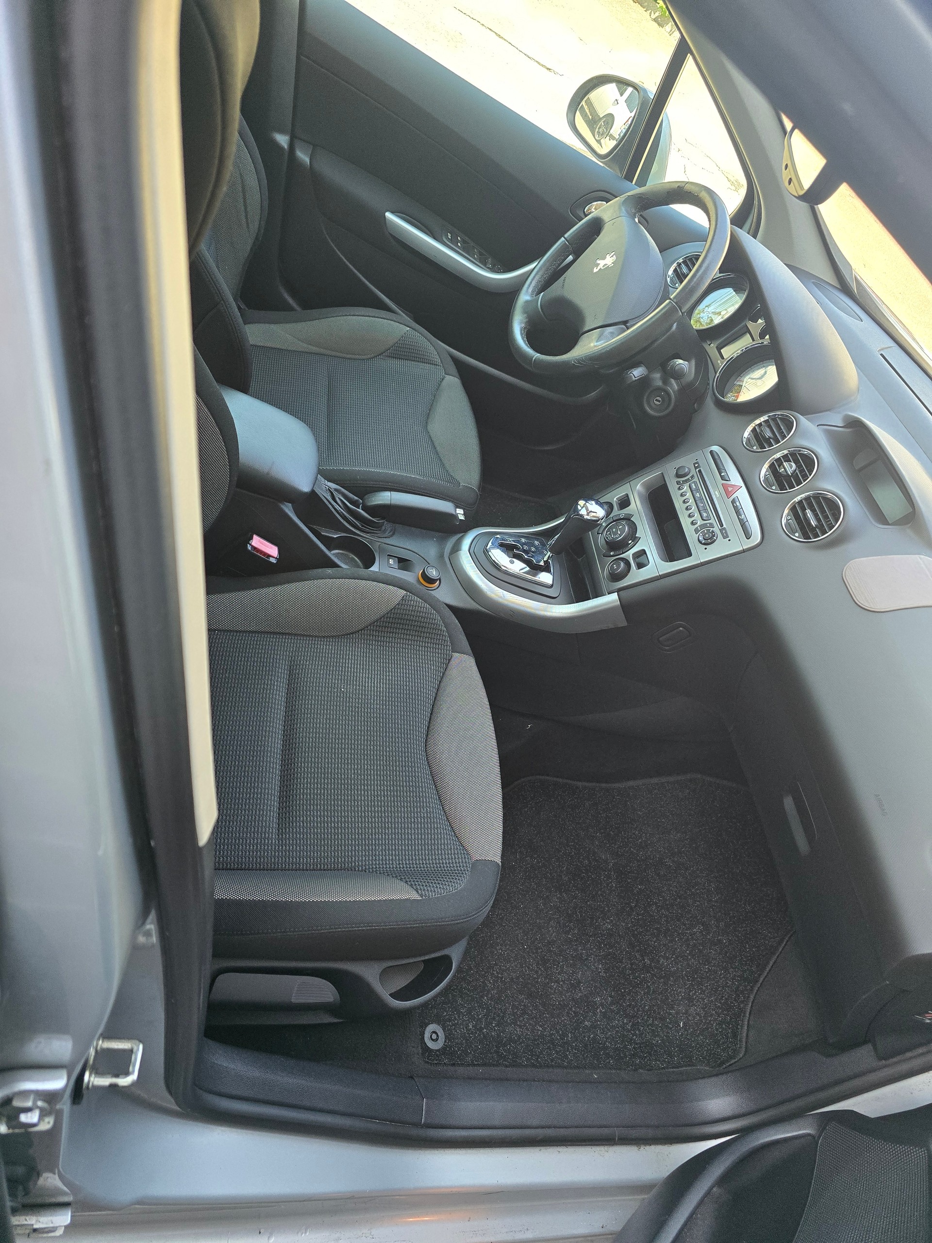 PEUGEOT 308 2.0 HDI Black&Silver Automatic-image-10