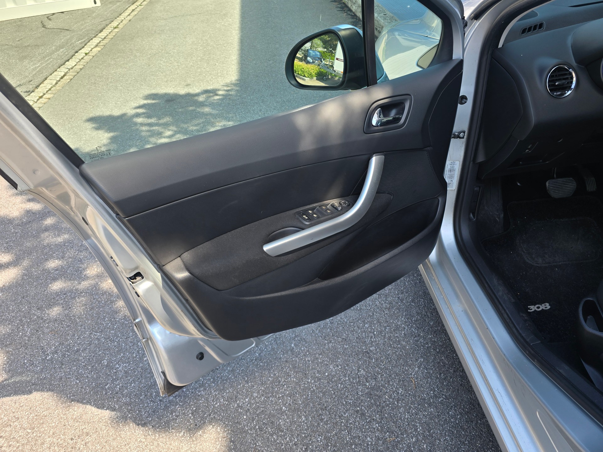 PEUGEOT 308 2.0 HDI Black&Silver Automatic-image-14