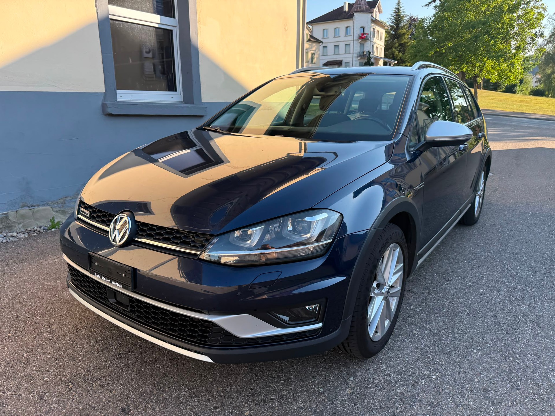 VW Golf 1.8 TSI Alltrack 4Motion-image-1