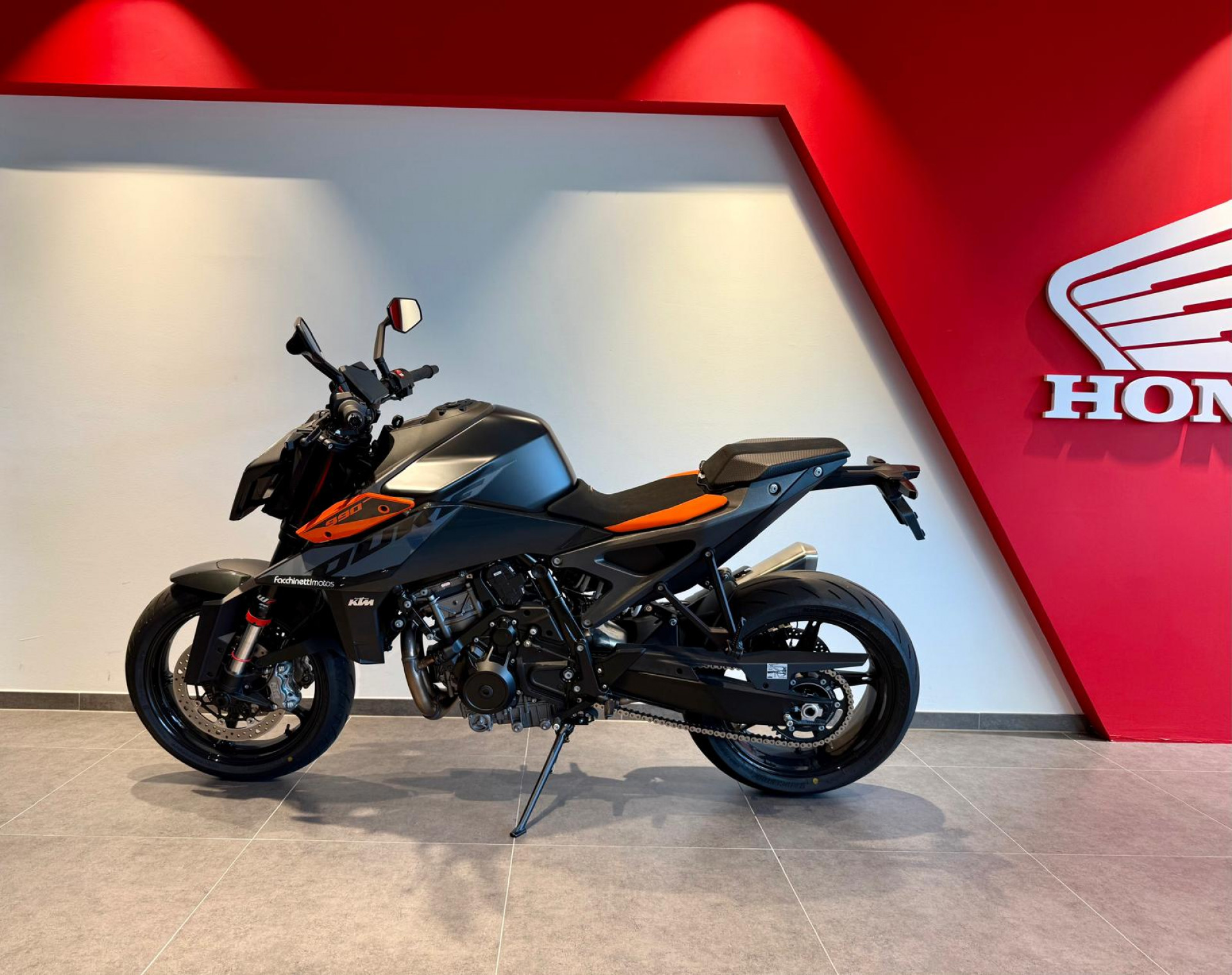 KTM 990 Duke-showroom-element-2