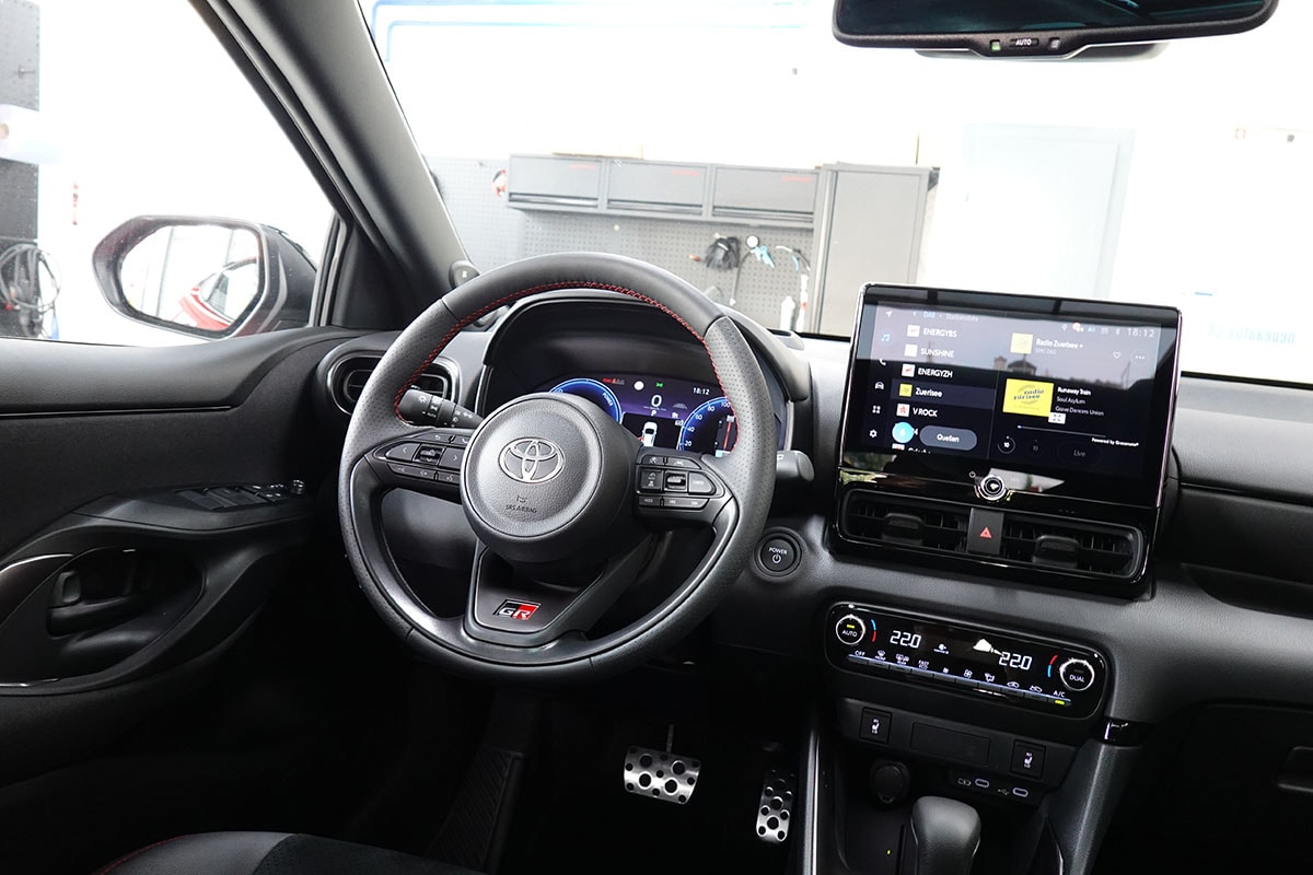 TOYOTA Yaris 1.5 GR Sport e-CVT Panoramaglasdach, JBL, Head-Up Display-image-7