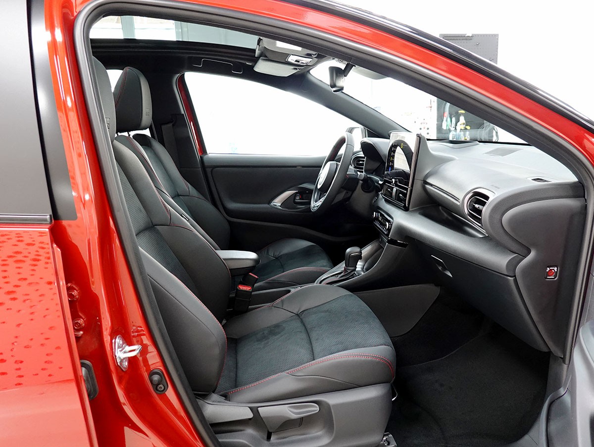 TOYOTA Yaris 1.5 GR Sport e-CVT Panoramaglasdach, JBL, Head-Up Display-image-4
