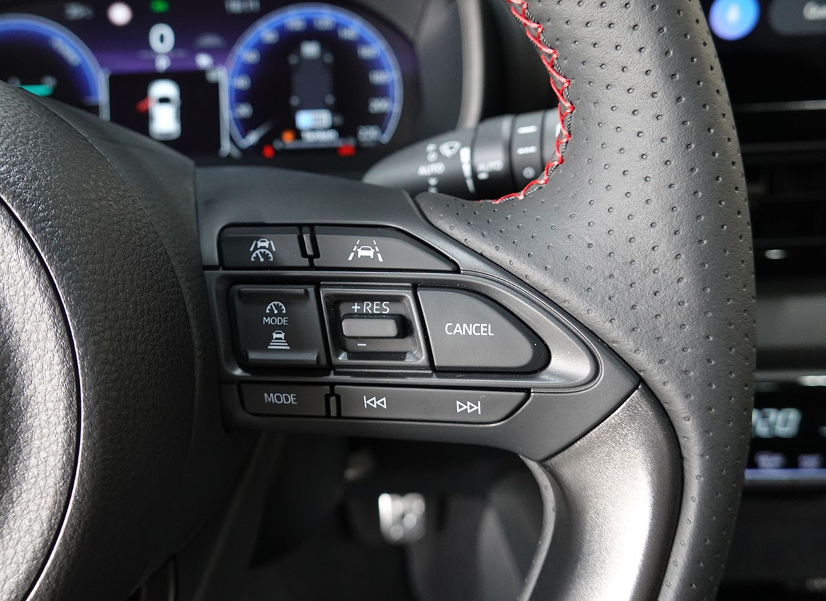 TOYOTA Yaris 1.5 GR Sport e-CVT Panoramaglasdach, JBL, Head-Up Display-image-17