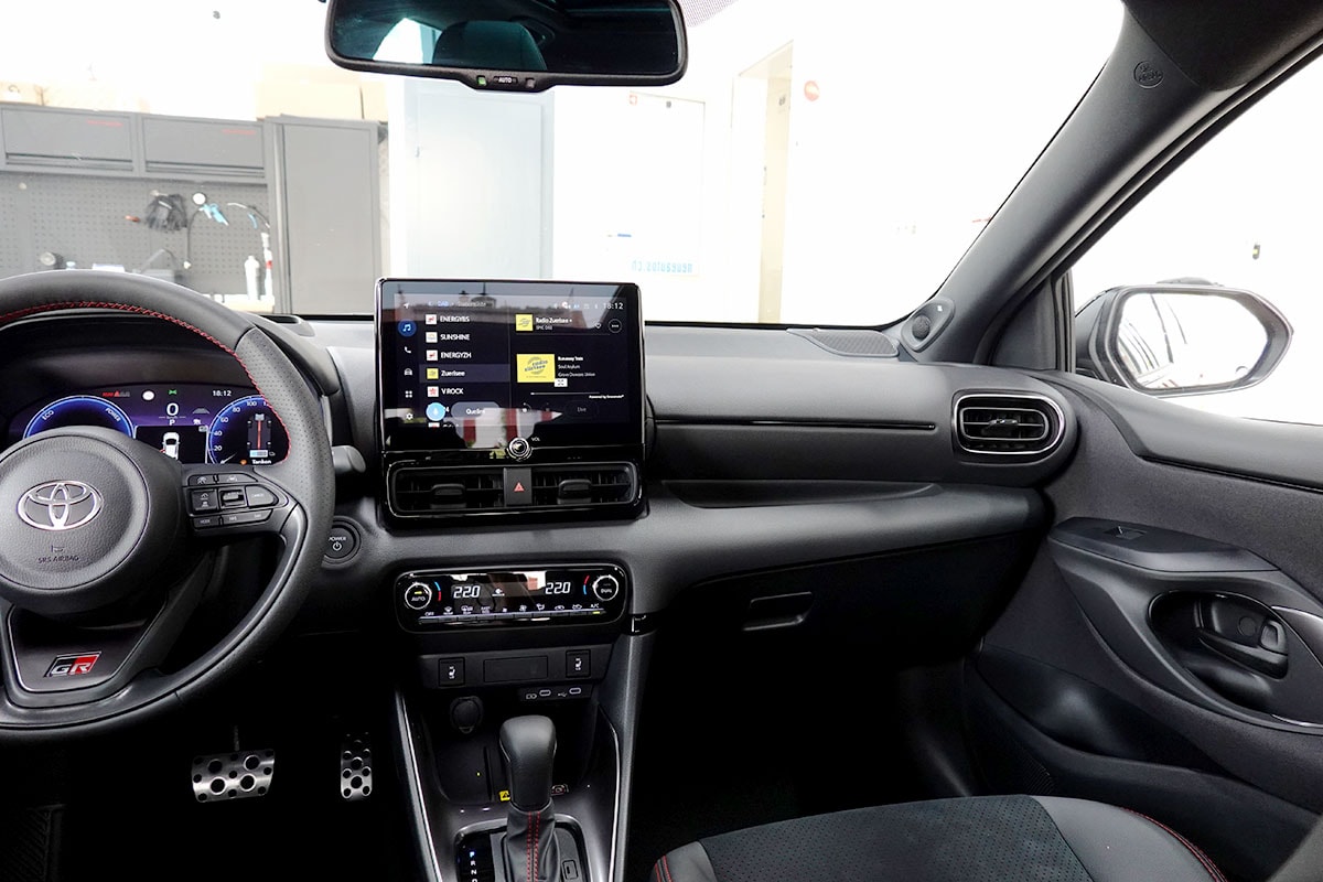 TOYOTA Yaris 1.5 GR Sport e-CVT Panoramaglasdach, JBL, Head-Up Display-image-9