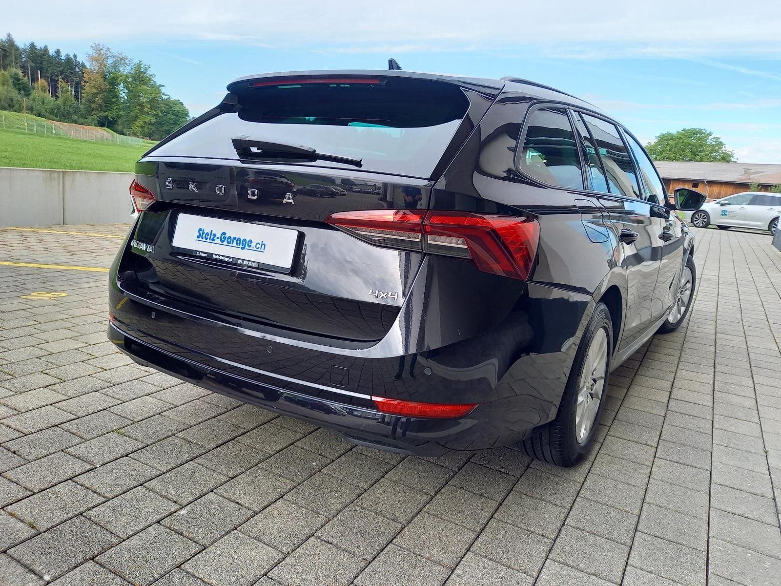 SKODA Octavia Combi 2.0 TDI DSG Ambition 4x4-image-1