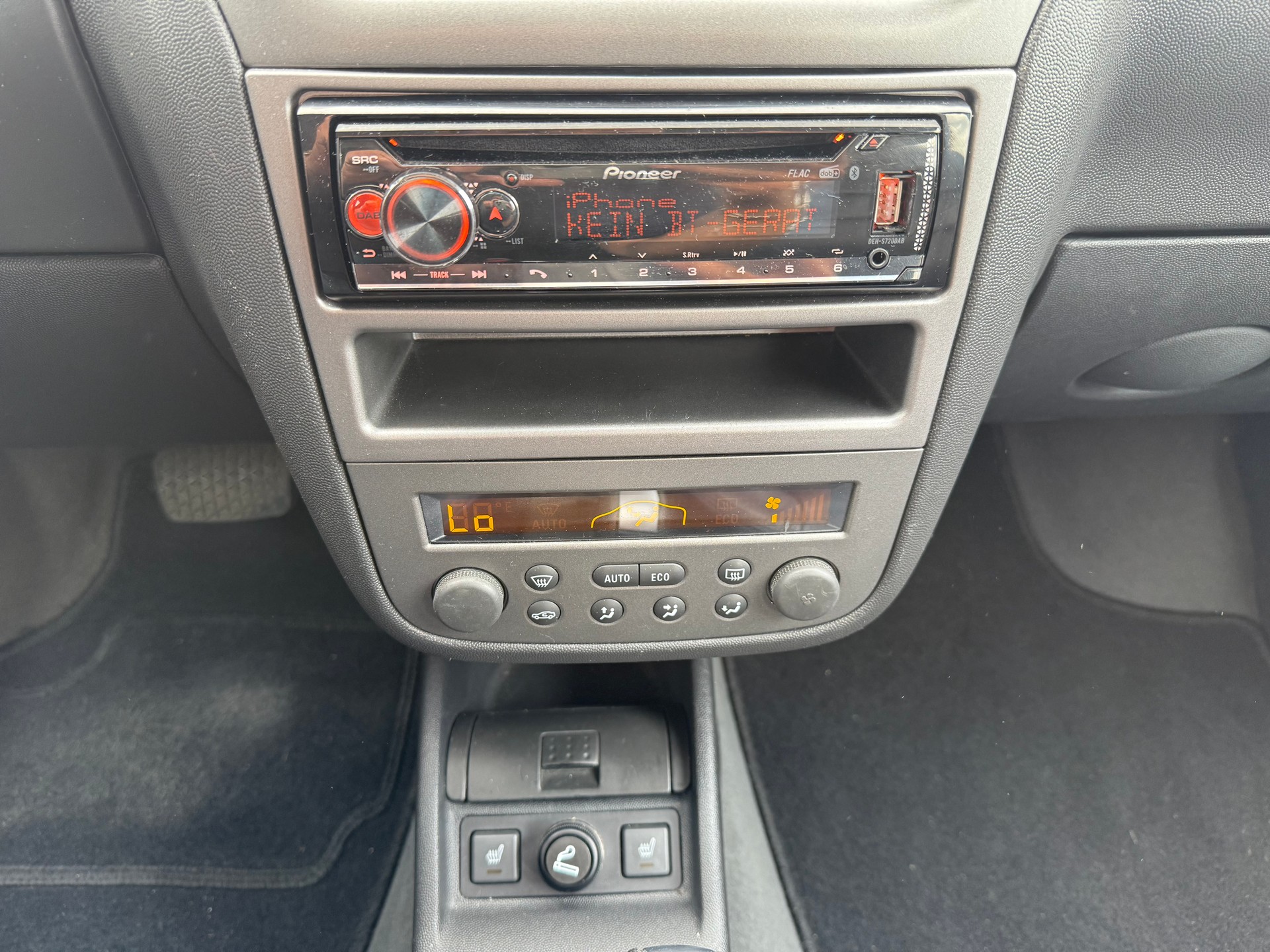OPEL Corsa 1.4 TP Cosmo Automatik / Frisch ab MFK / LEDER / SITZHEIZUNG / KLIMAAUTOMATIK / DAB / ALUFELGEN-image-8