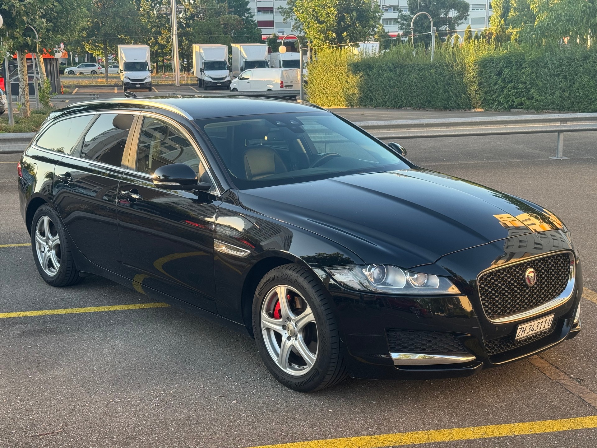 JAGUAR XF Sportbrake 20d Pure Automatic-image-2