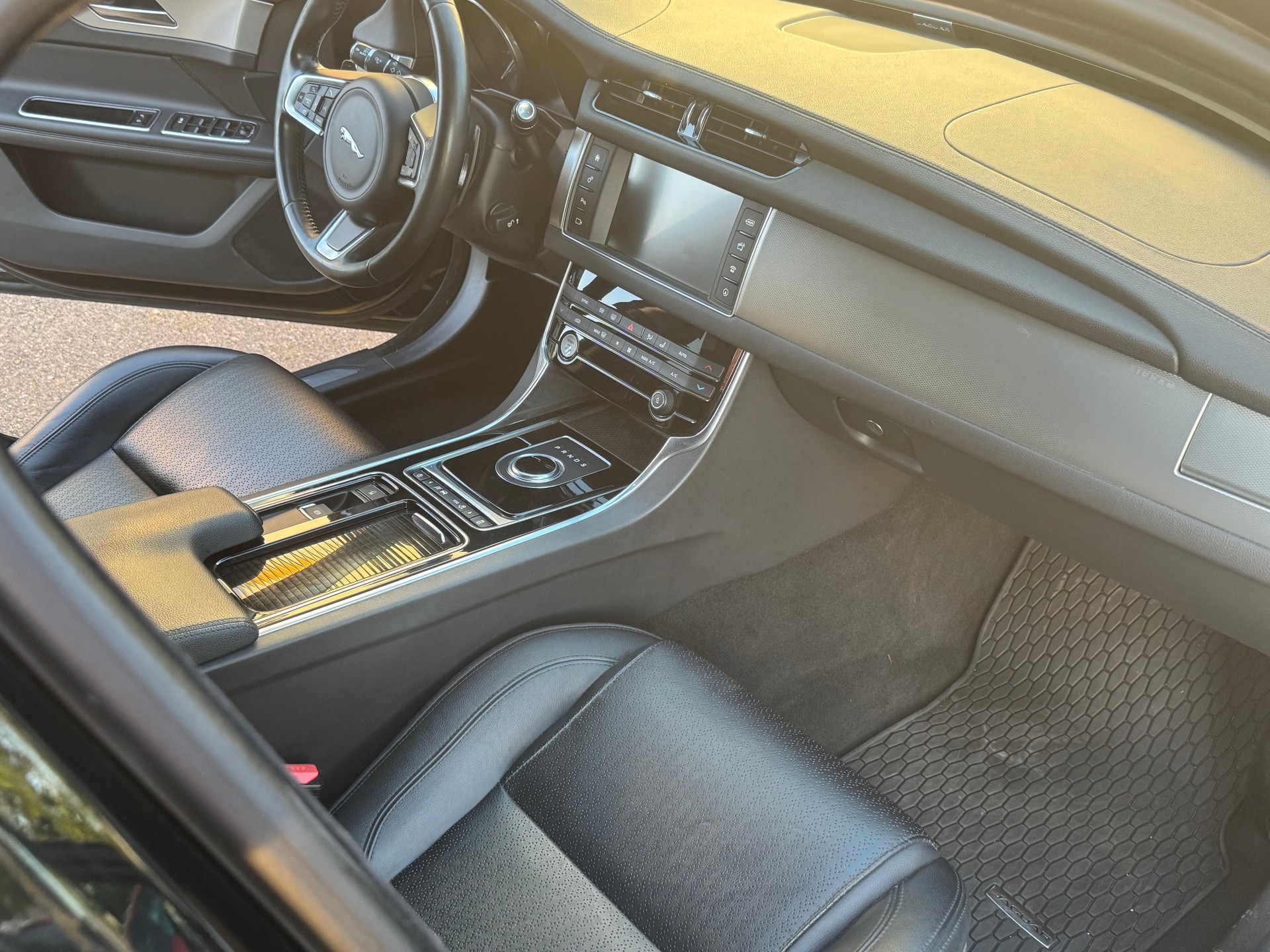 JAGUAR XF Sportbrake 20d Pure Automatic-image-7
