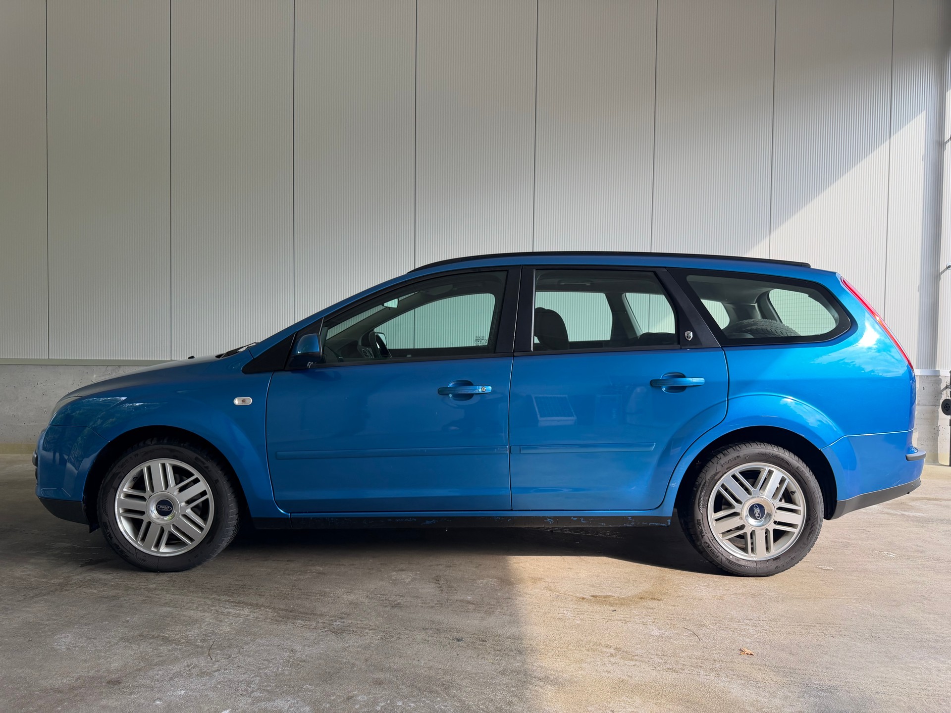 FORD Focus 1.6i Carving Automatic-image-1