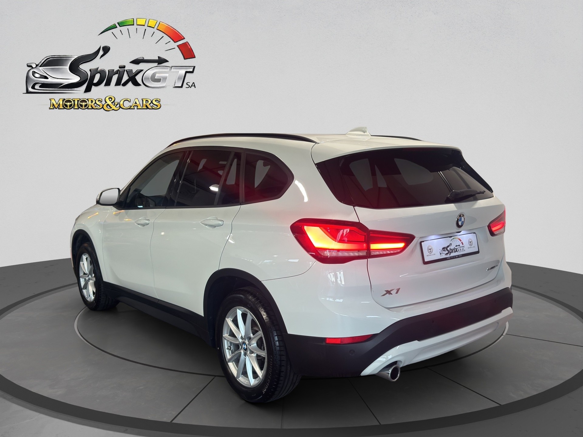 BMW X1 sDrive 18i Essential Edition Steptronic DSK-image-2