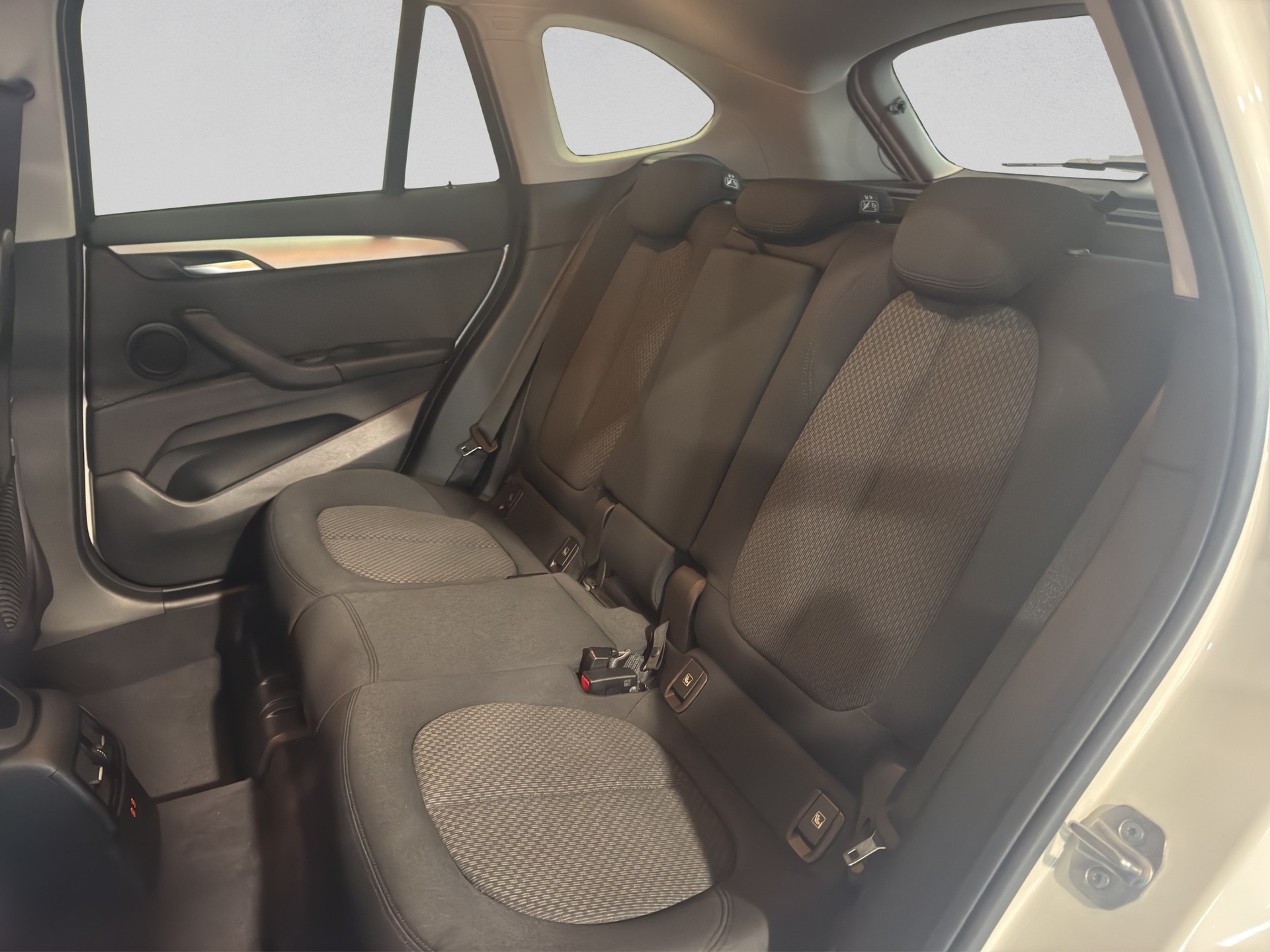 BMW X1 sDrive 18i Essential Edition Steptronic DSK-image-11