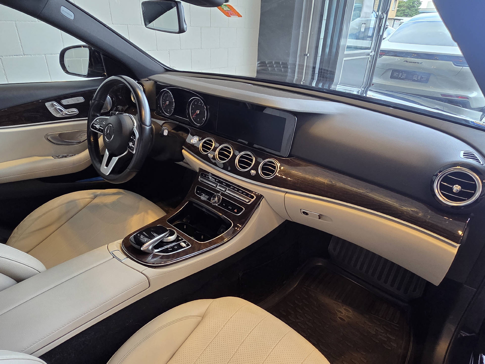 MERCEDES-BENZ E 450 Avantgarde 4matic Kombi-image-21