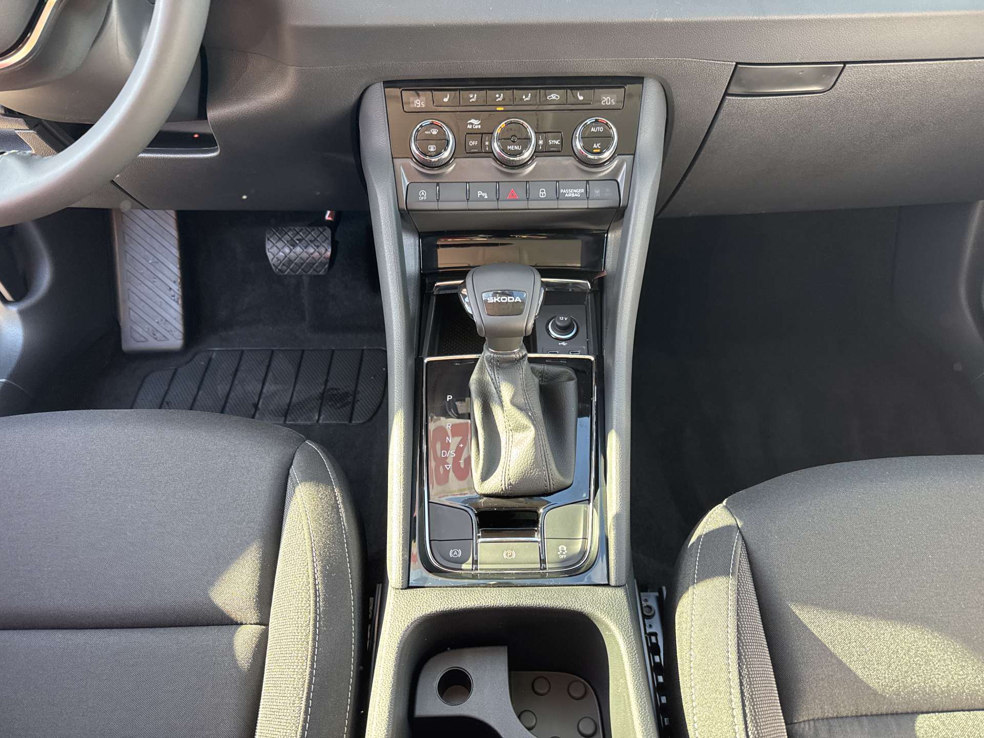 SKODA Karoq 1.5 TSi Selection DSG-Automat-image-11