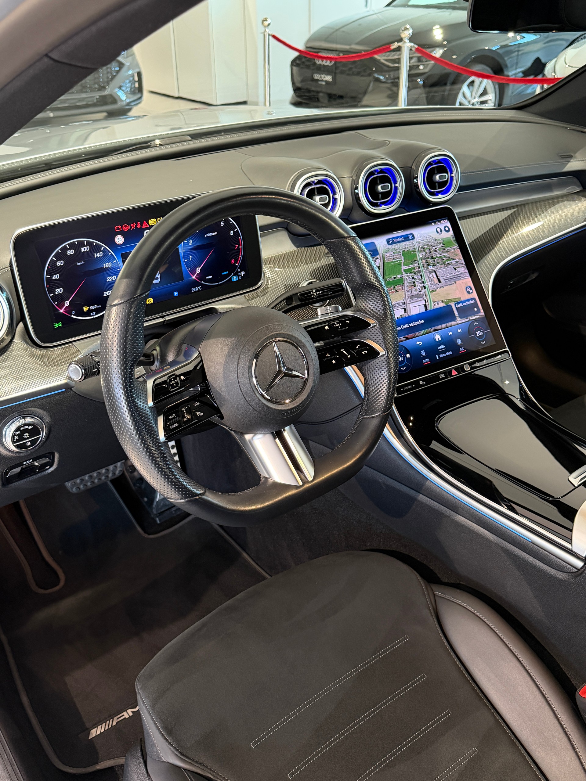 MERCEDES-BENZ C 200 4Matic AMG Line-image-9
