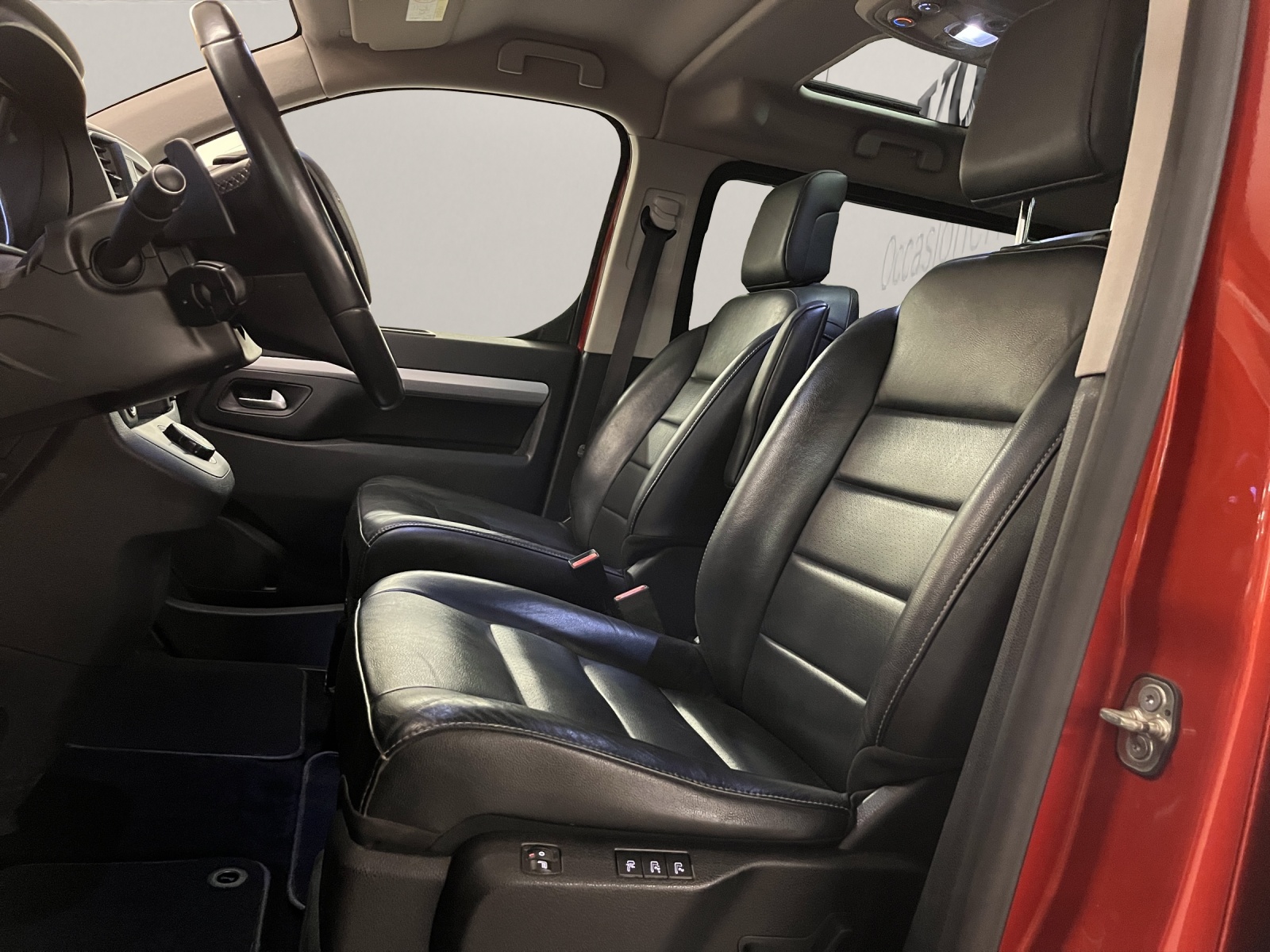 PEUGEOT Traveller Standard 2.0 BlueHDi 180 Business S/S-image-6
