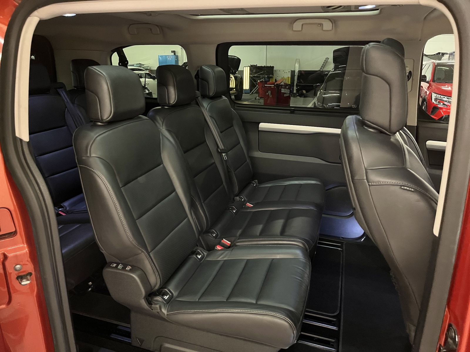 PEUGEOT Traveller Standard 2.0 BlueHDi 180 Business S/S-image-14