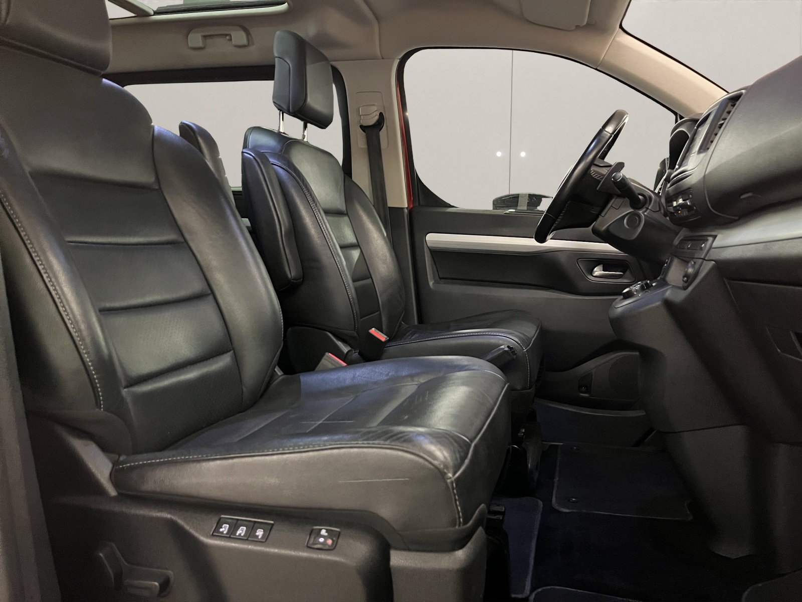 PEUGEOT Traveller Standard 2.0 BlueHDi 180 Business S/S-image-12