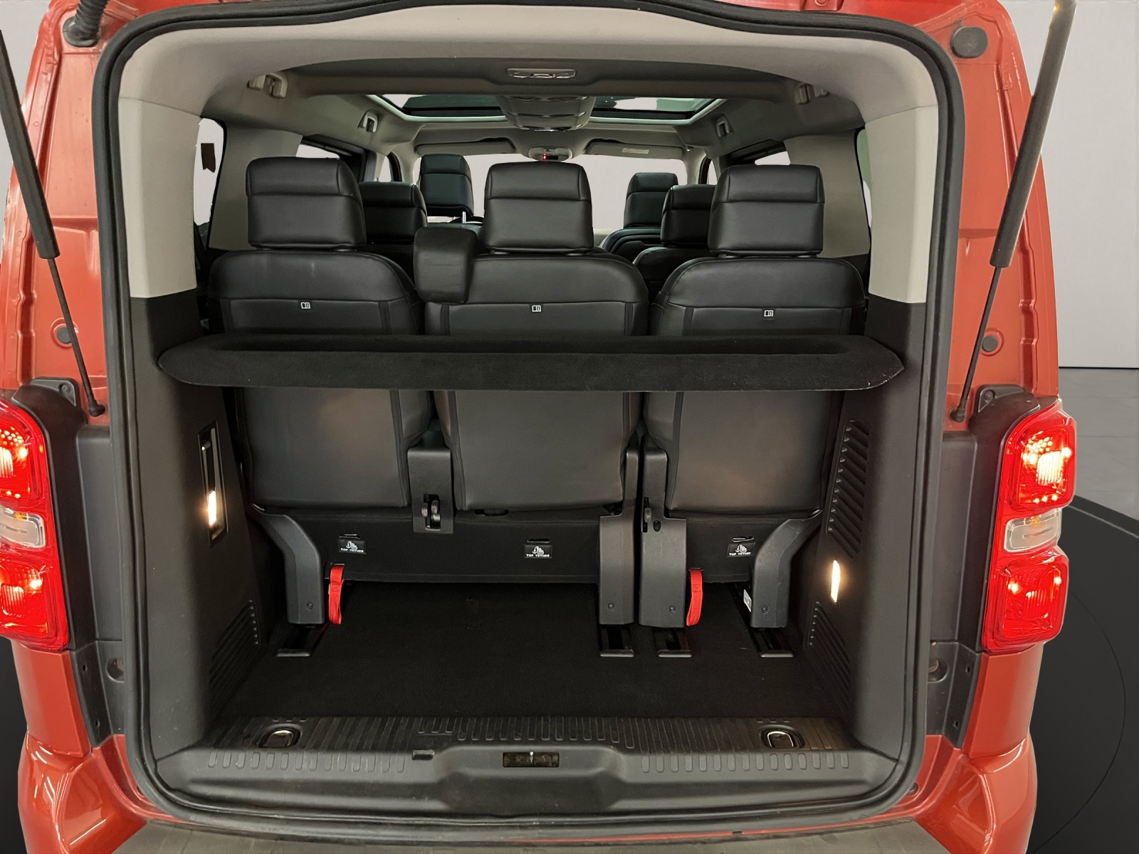 PEUGEOT Traveller Standard 2.0 BlueHDi 180 Business S/S-image-18