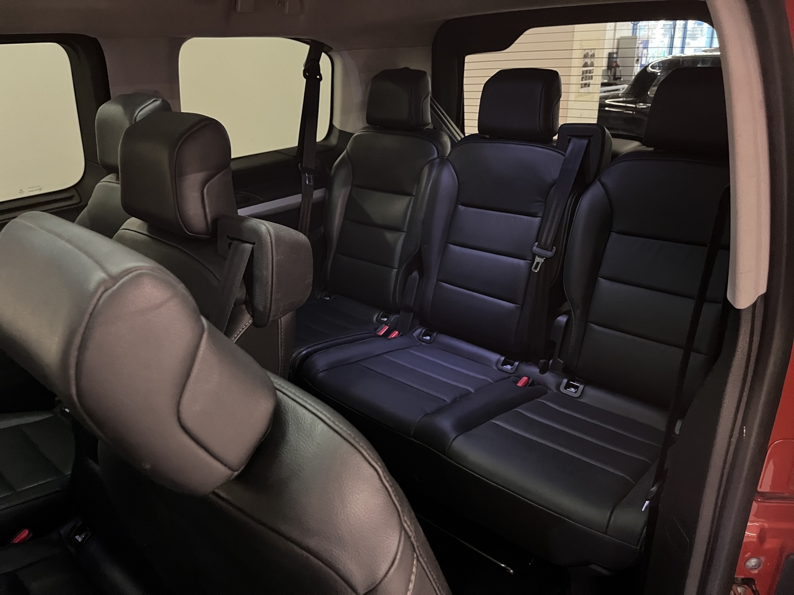 PEUGEOT Traveller Standard 2.0 BlueHDi 180 Business S/S-image-15